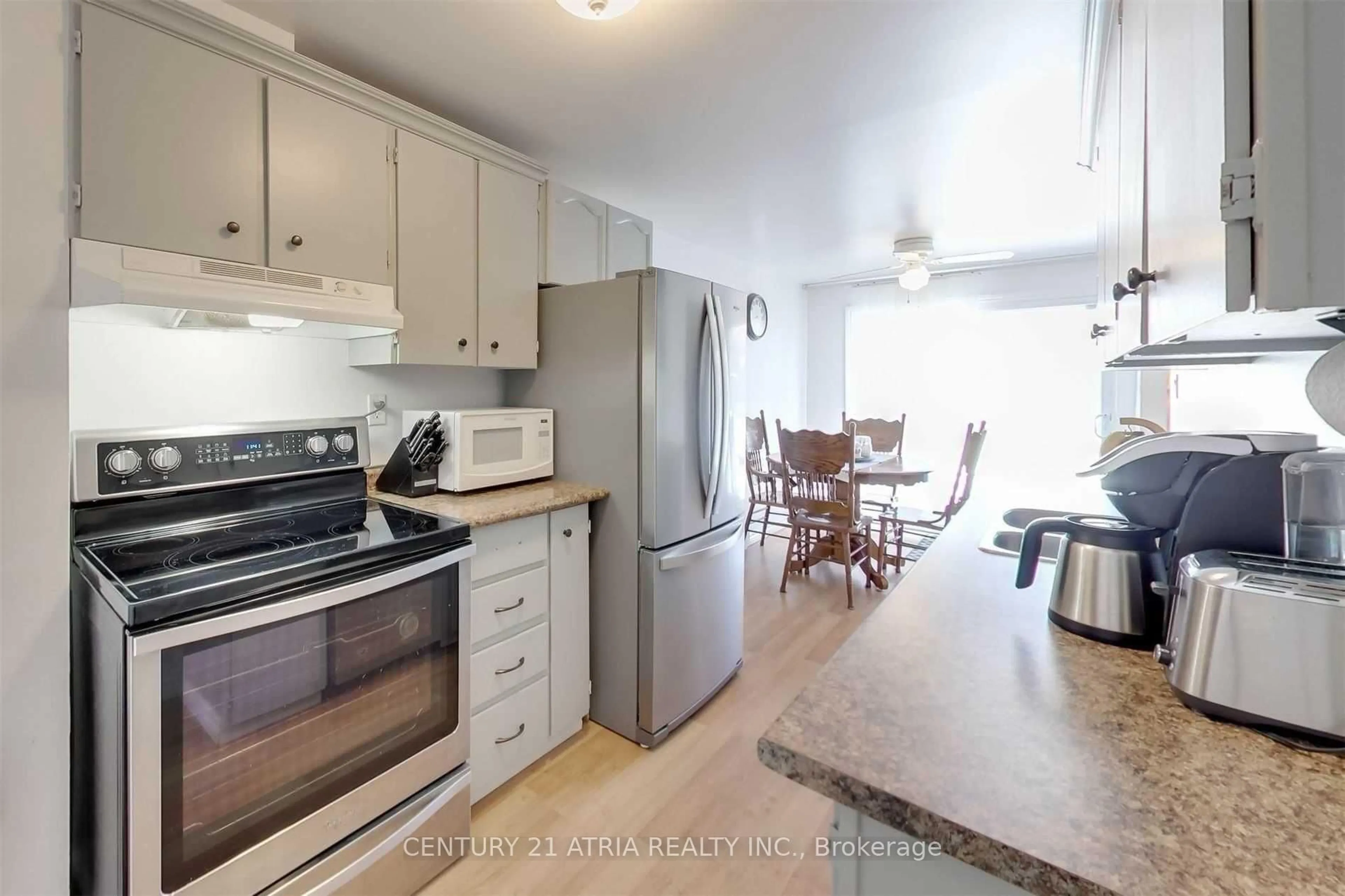 Standard kitchen, unknown for 27 Dickens Dr, Barrie Ontario L4N 5C4