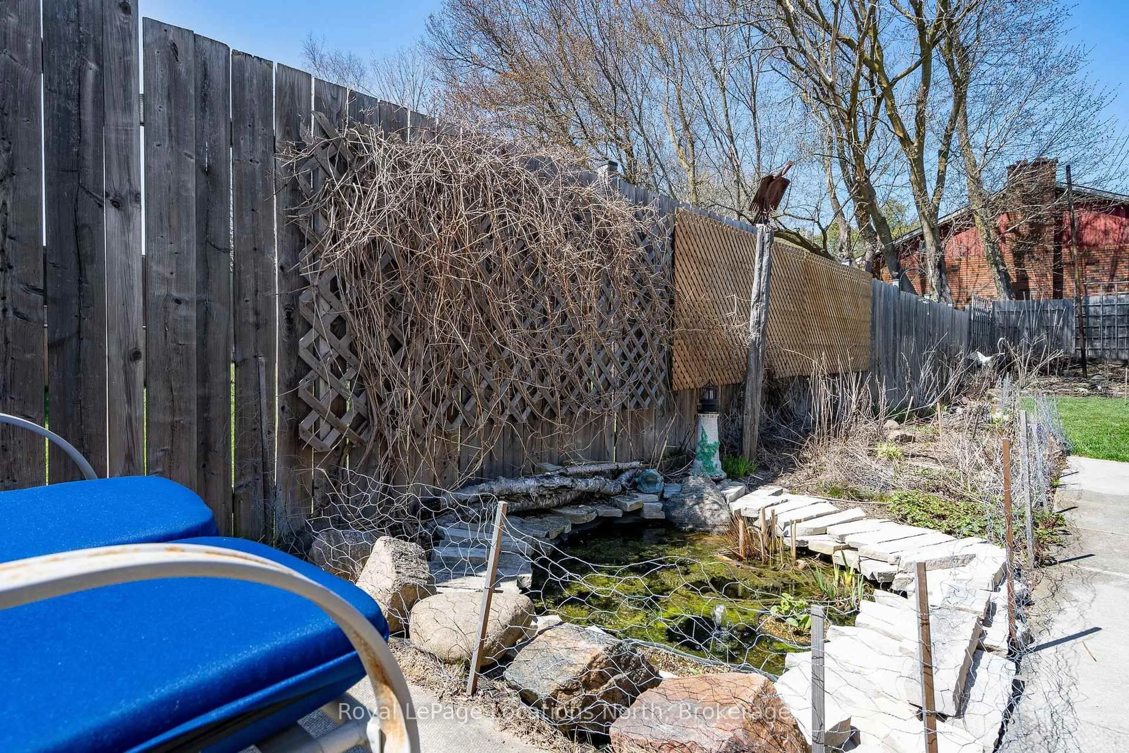 A pic from outside/outdoor area/front of a property/back of a property/a pic from drone, unknown for 317 Second St, Collingwood Ontario L9Y 1G7