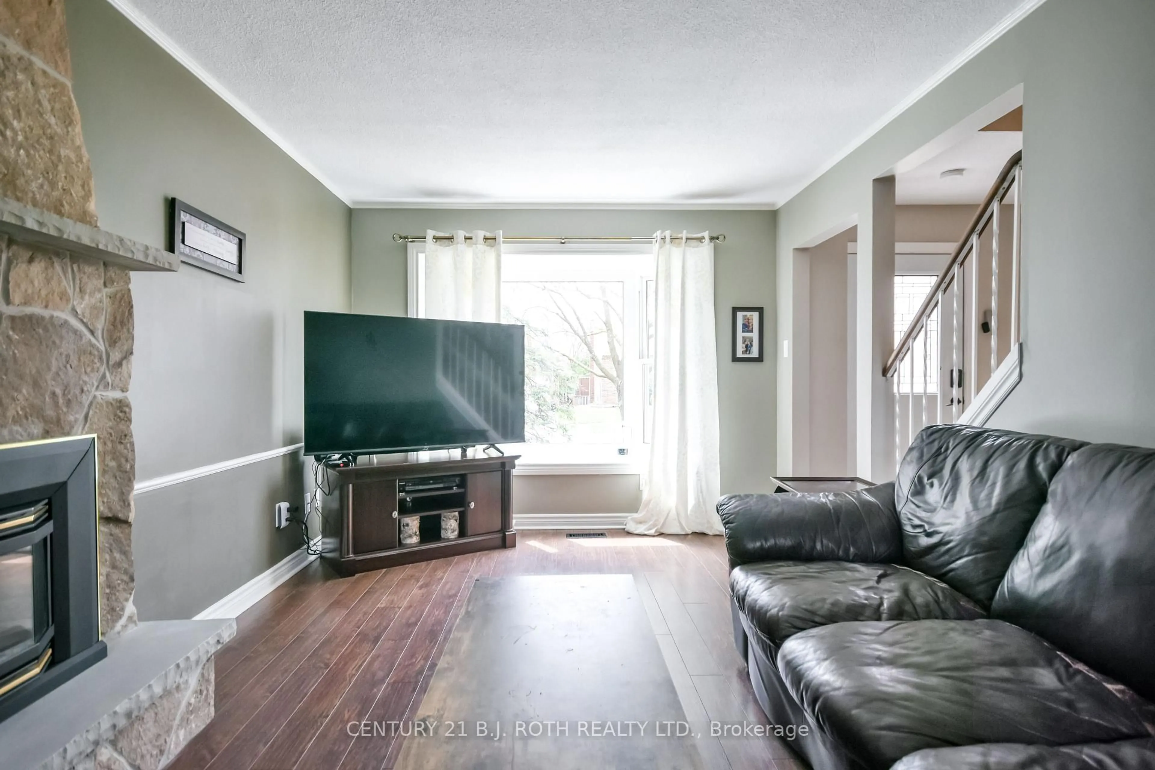 Living room with furniture, unknown for 11 Pepler Pl, Barrie Ontario L4N 5E3