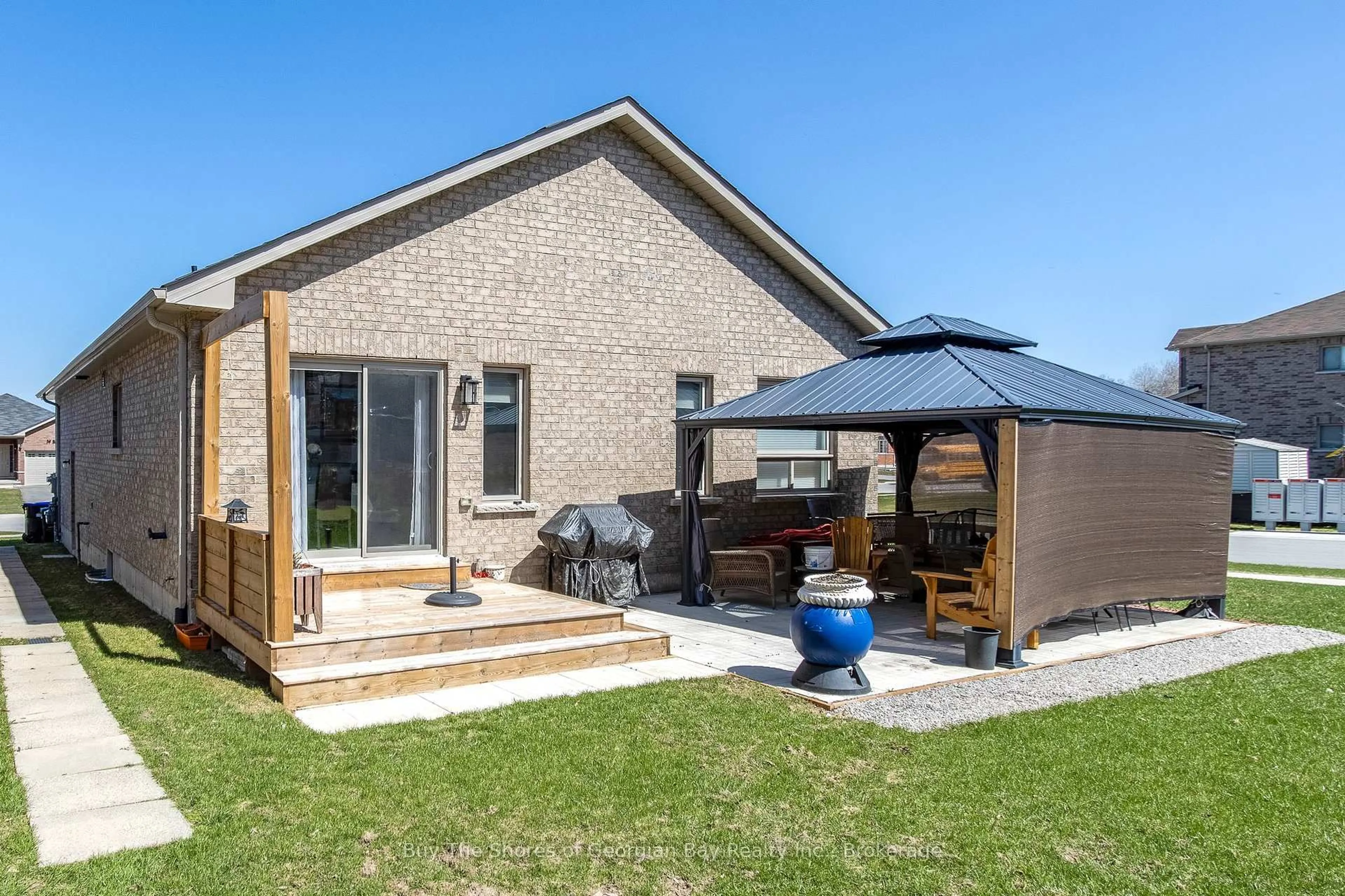 Patio, street for 27 Beausoleil Dr, Penetanguishene Ontario L9M 0V7