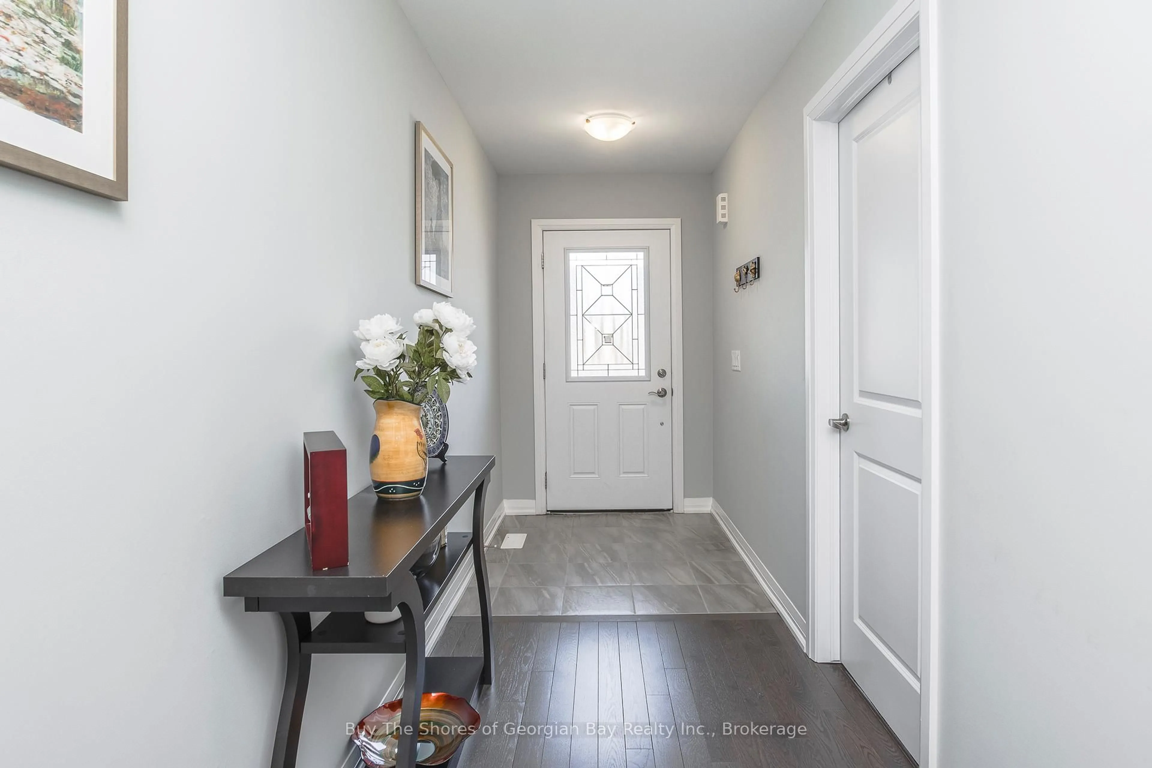 Indoor entryway for 27 Beausoleil Dr, Penetanguishene Ontario L9M 0V7