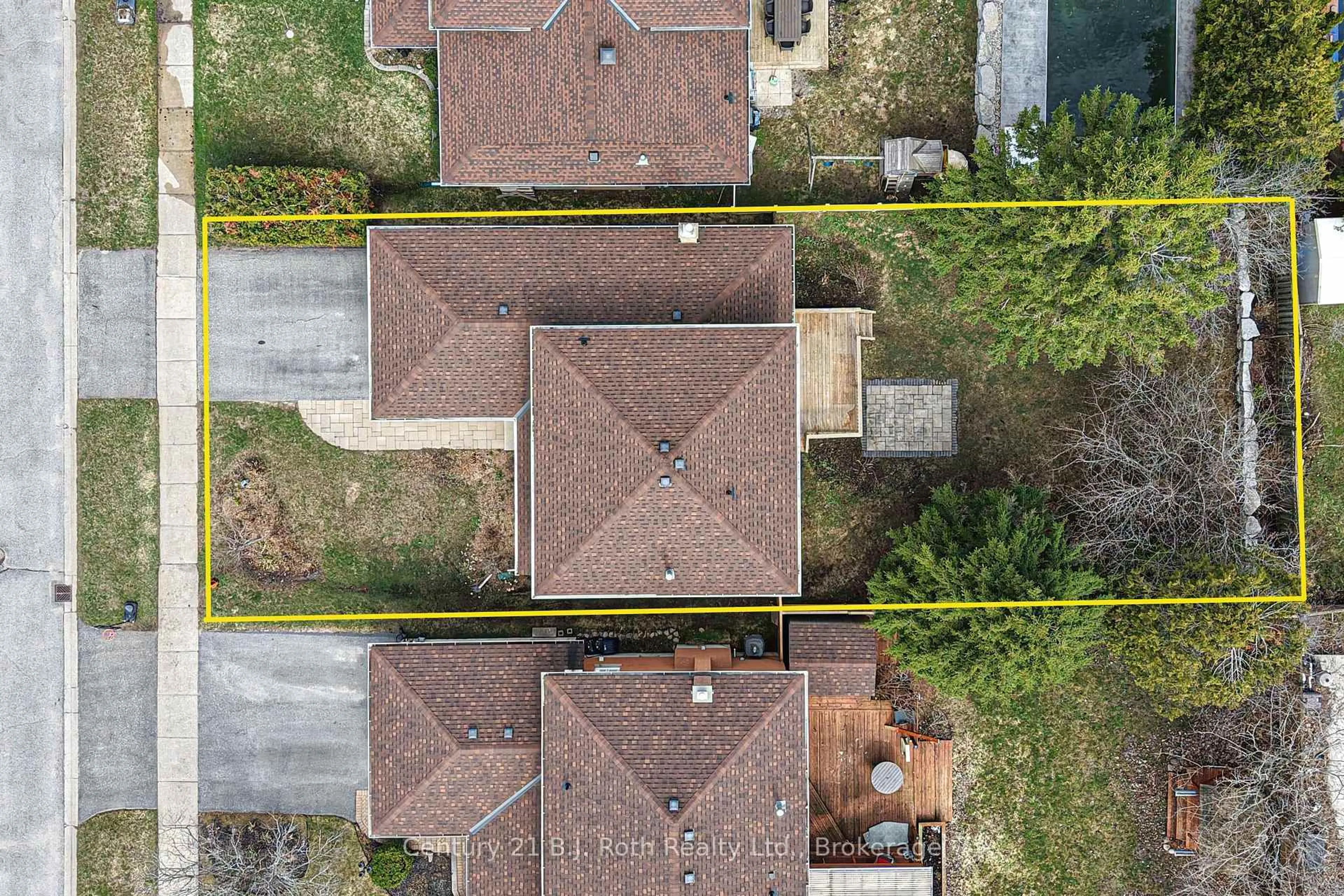 A pic from outside/outdoor area/front of a property/back of a property/a pic from drone, street for 8 Carmichael Crt, Orillia Ontario L3V 7R6