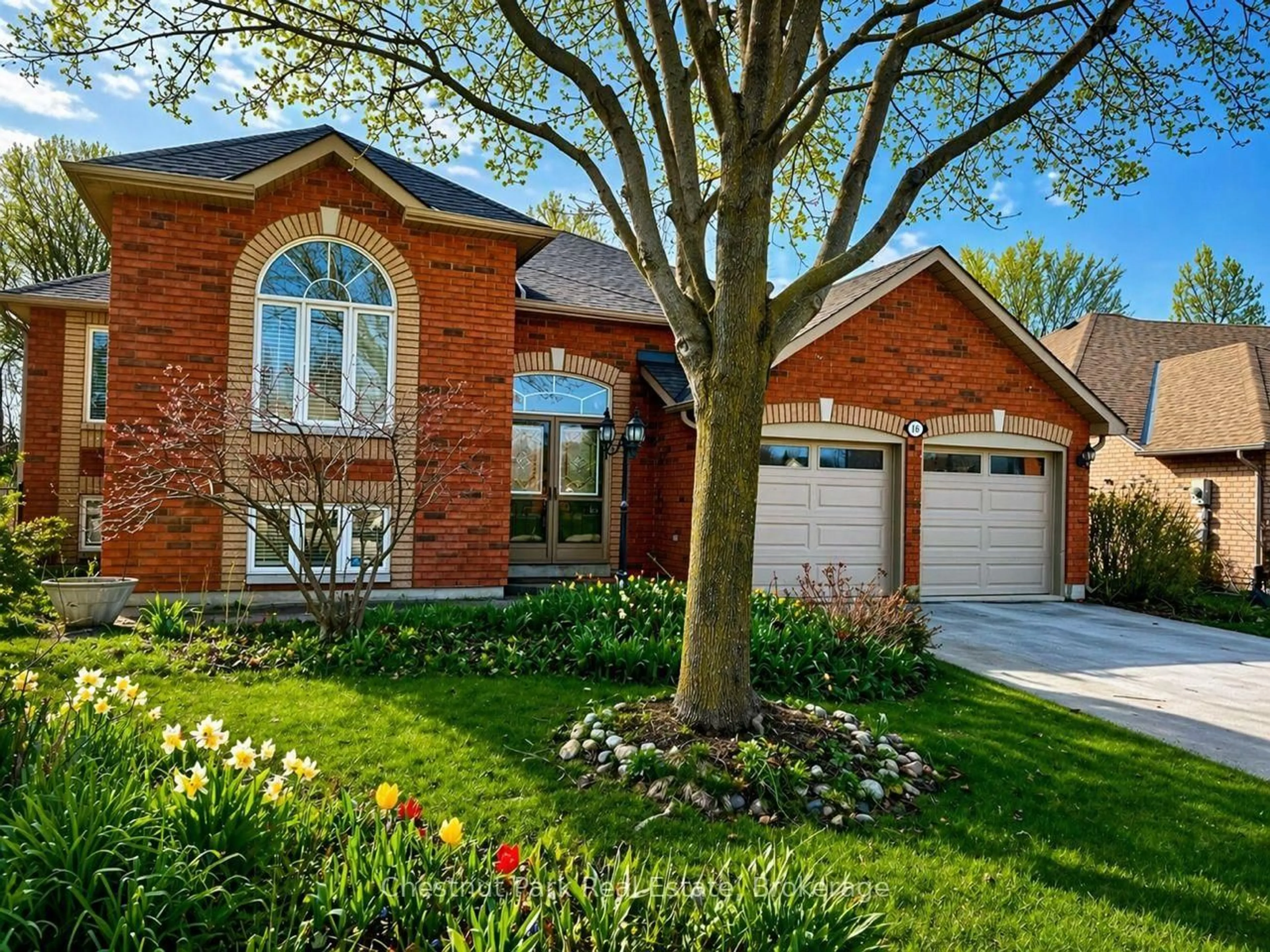 Home with brick exterior material, street for 16 Green Pine Cres, Wasaga Beach Ontario L9Z 1P6