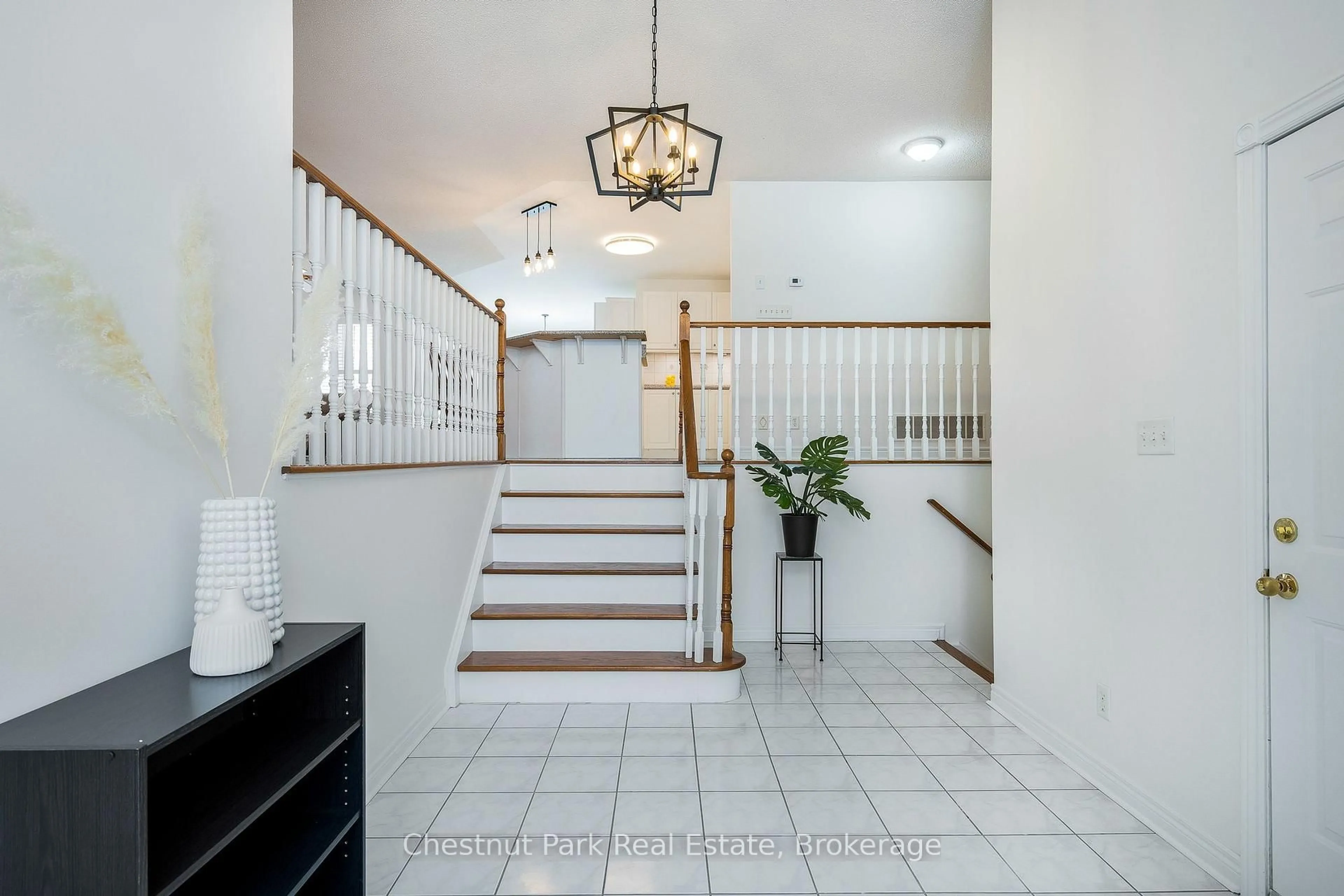 Indoor foyer for 16 Green Pine Cres, Wasaga Beach Ontario L9Z 1P6