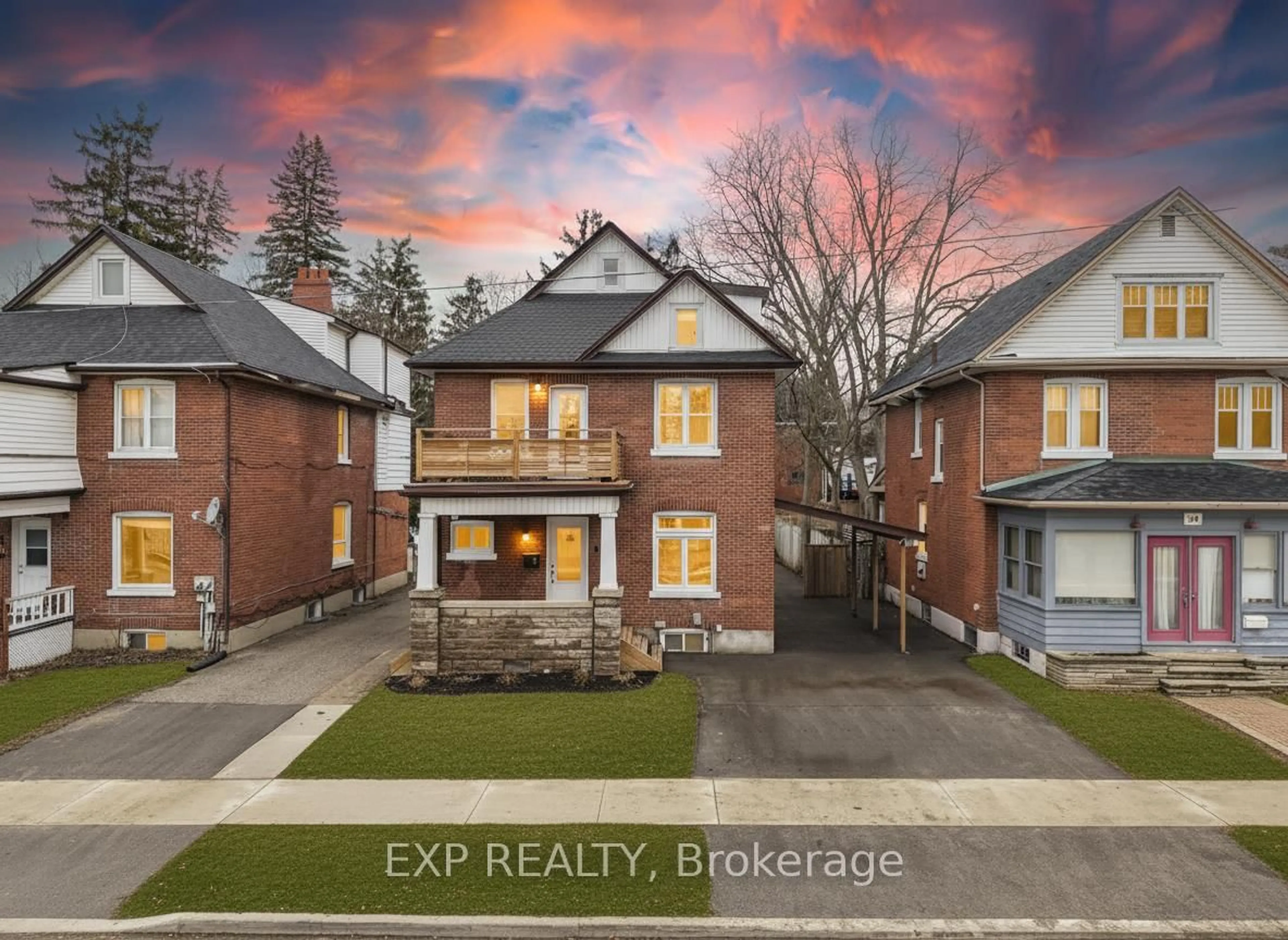 A pic from outside/outdoor area/front of a property/back of a property/a pic from drone, street for 36 Sophia St, Barrie Ontario L4N 1J3