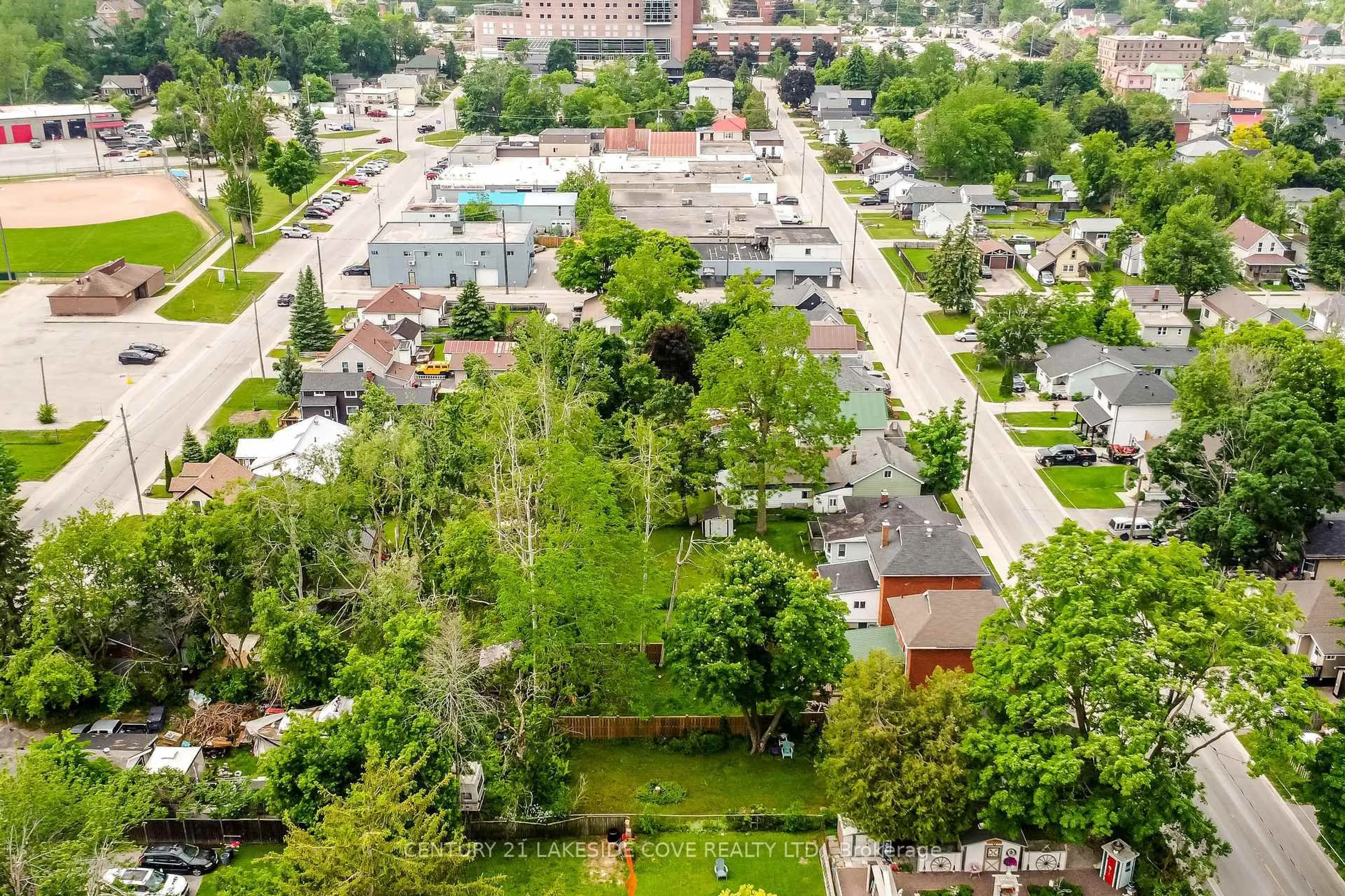 A pic from outside/outdoor area/front of a property/back of a property/a pic from drone, city buildings view from balcony for 147 Dufferin St, Orillia Ontario L3V 5T1