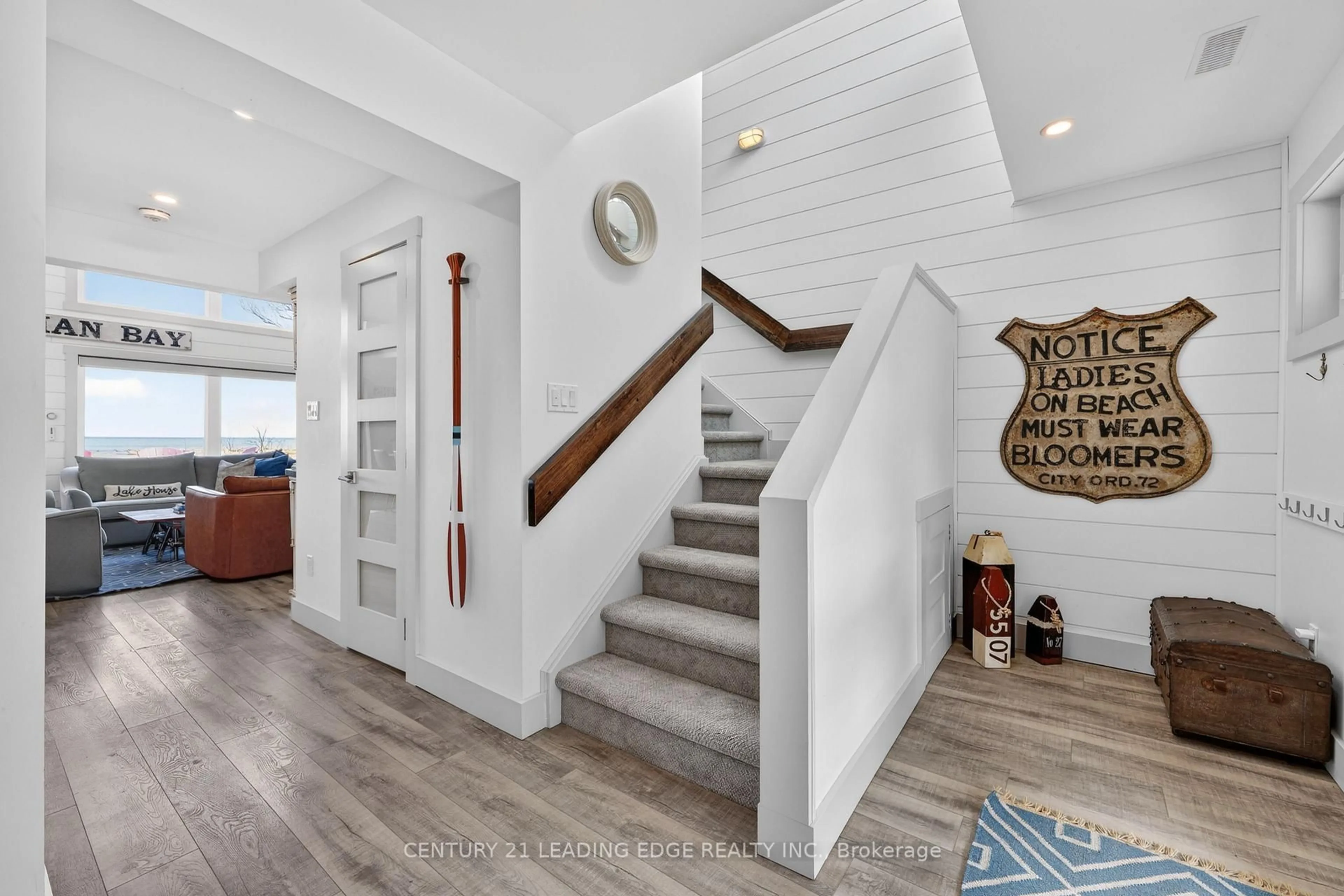 Indoor entryway for 29 St. Clair St, Collingwood Ontario L9Y 5N5