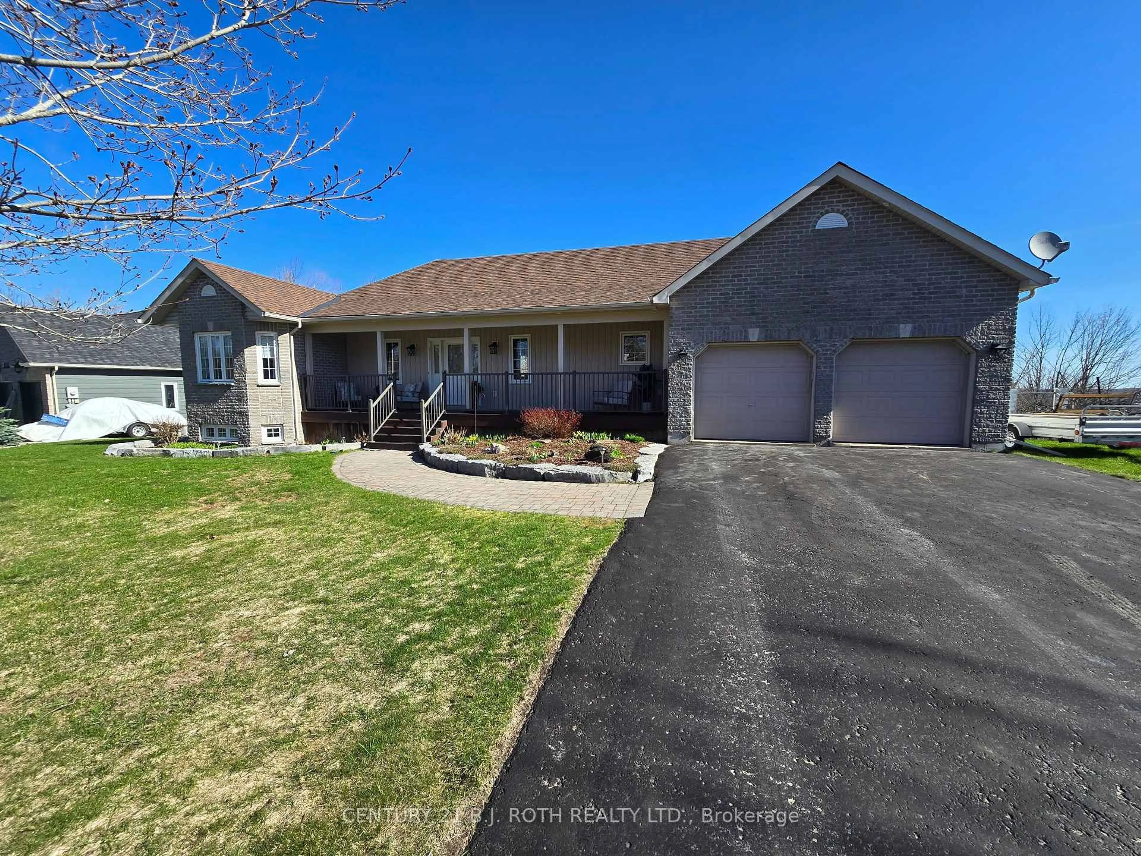 A pic from outside/outdoor area/front of a property/back of a property/a pic from drone, street for 41 Ironwood Tr, Oro-Medonte Ontario L0K 1E0
