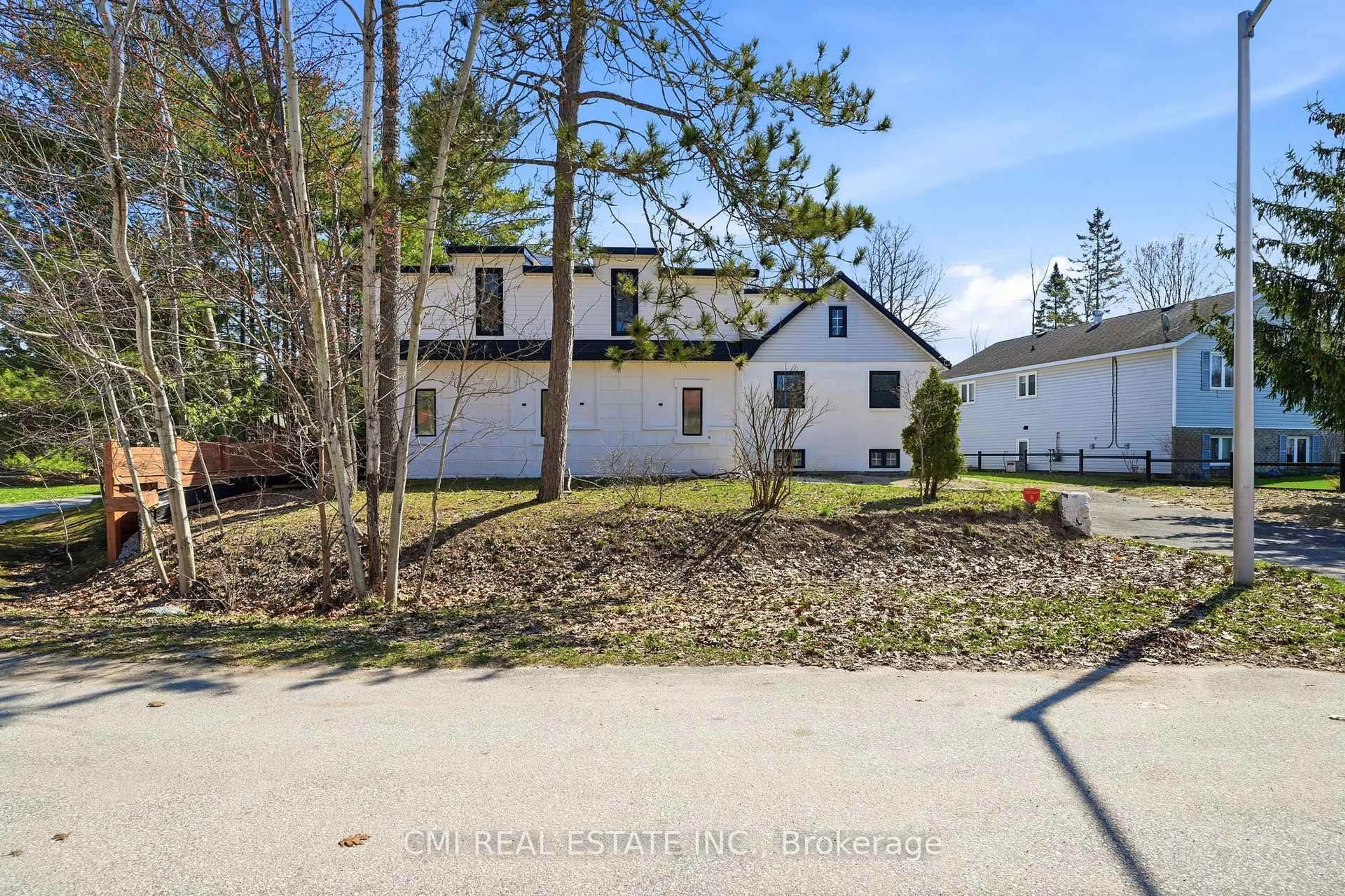 A pic from outside/outdoor area/front of a property/back of a property/a pic from drone, street for 42 Fatima Crt, Wasaga Beach Ontario L9Z 1K9