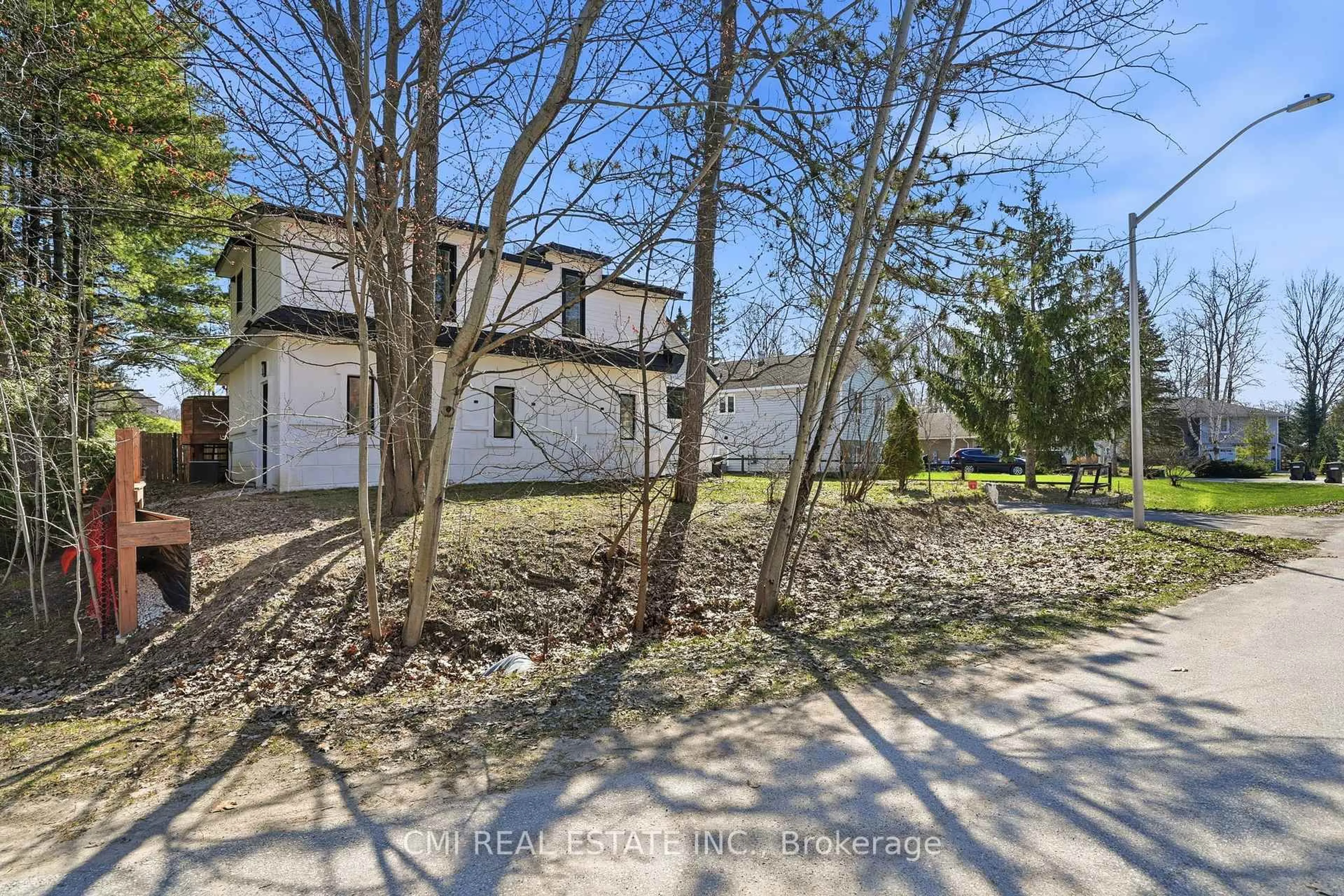 A pic from outside/outdoor area/front of a property/back of a property/a pic from drone, street for 42 Fatima Crt, Wasaga Beach Ontario L9Z 1K9