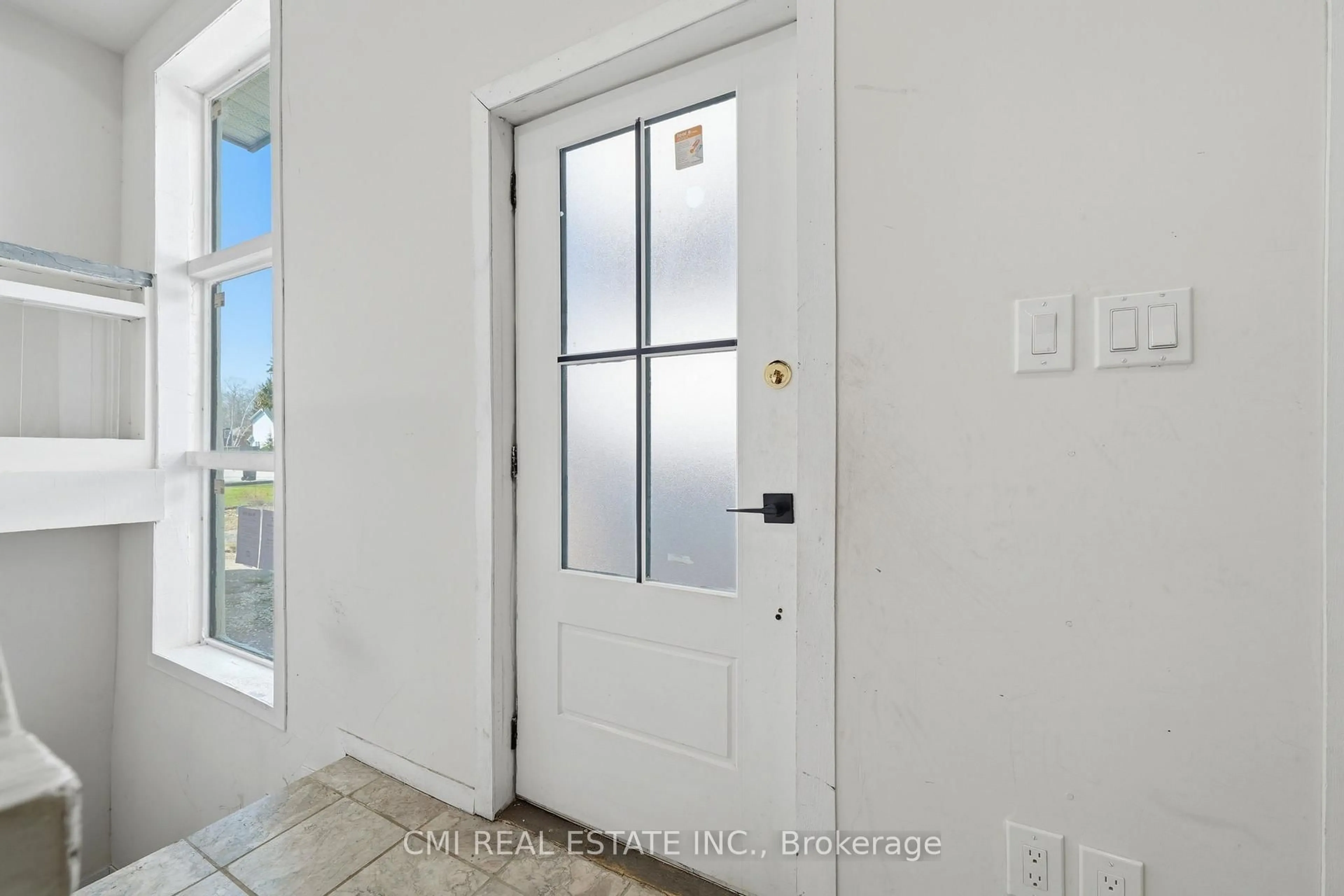 Indoor entryway for 42 Fatima Crt, Wasaga Beach Ontario L9Z 1K9
