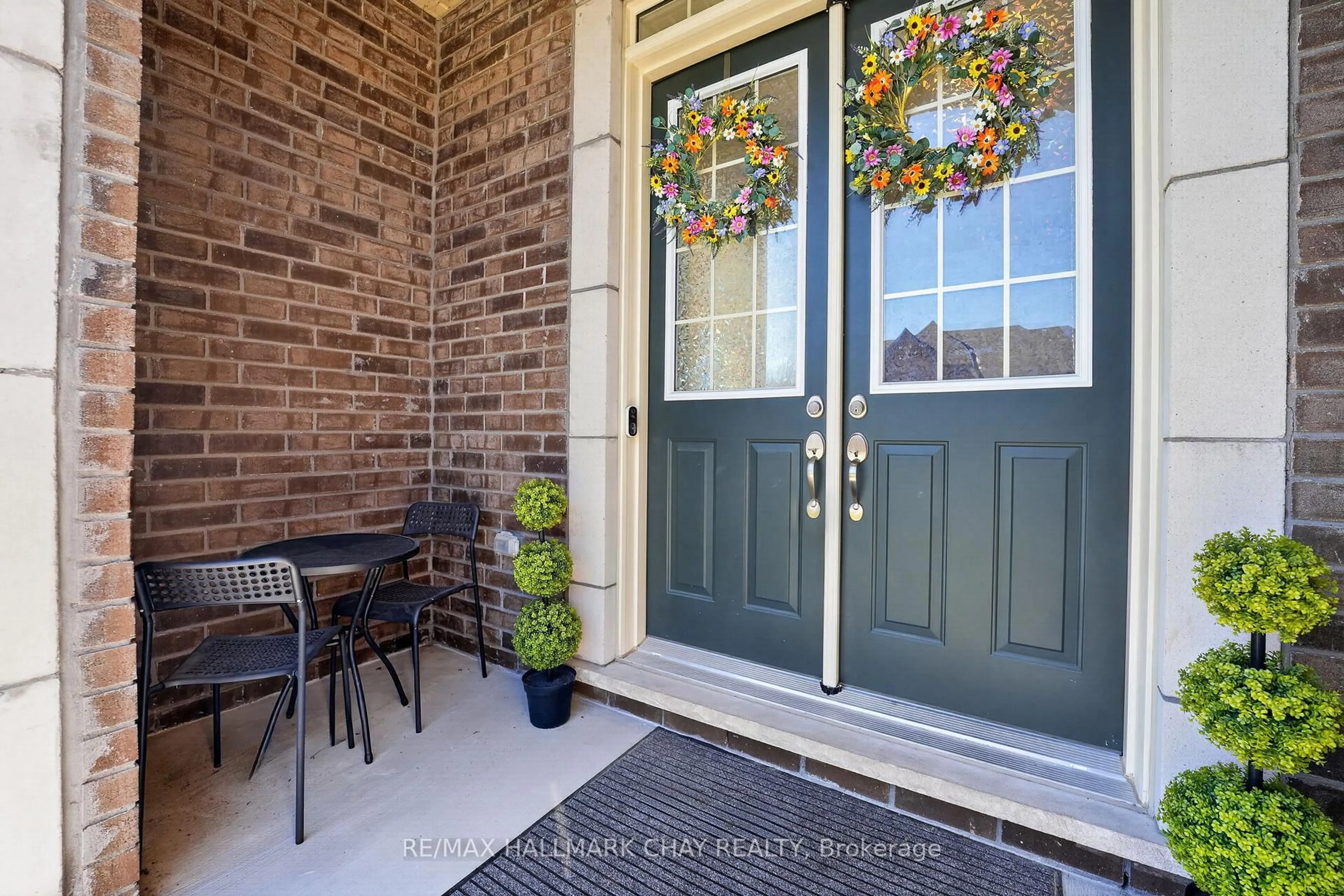 Indoor entryway for 12 Thompson Way, Springwater Ontario L9X 2A5