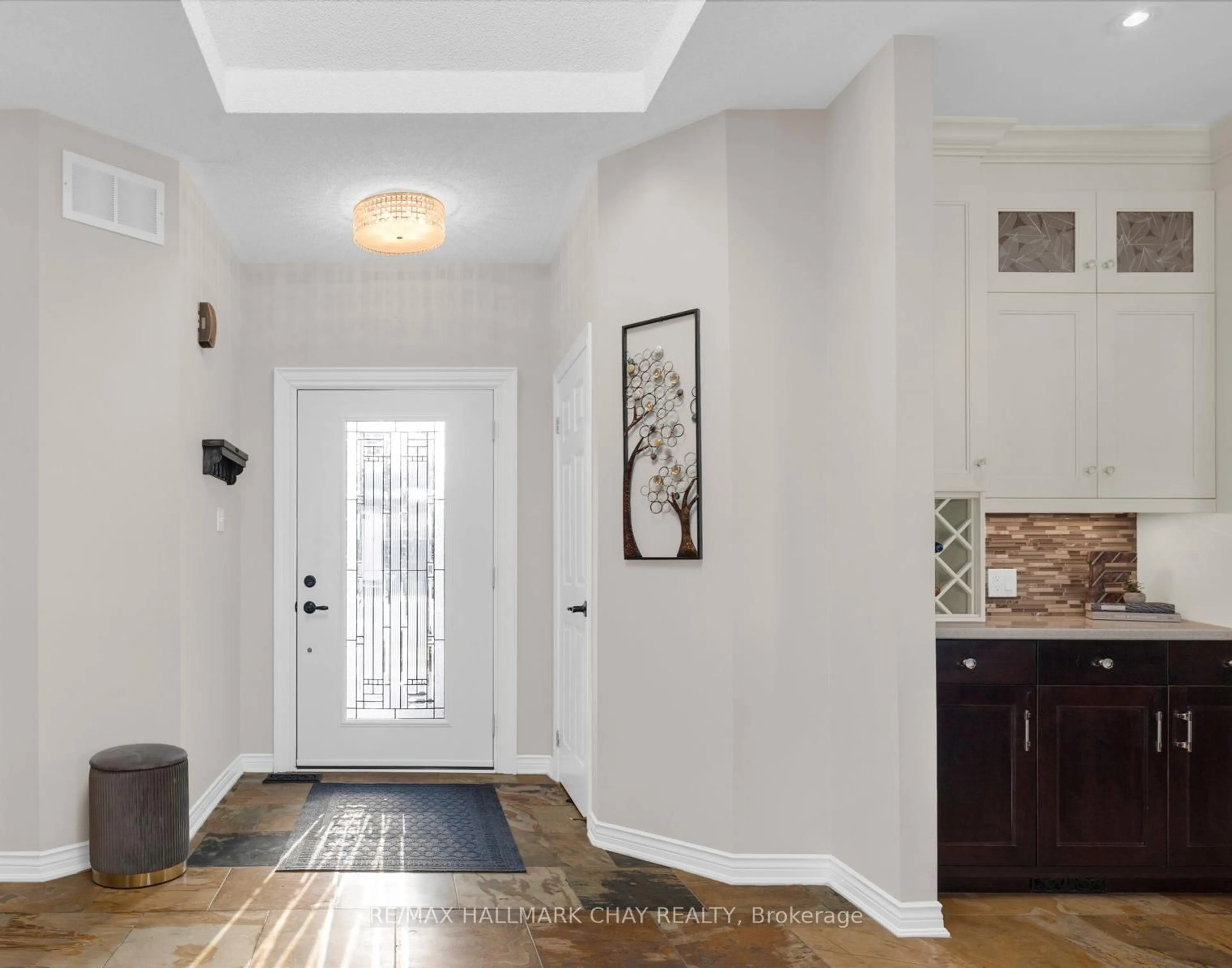 Indoor entryway for 37 Brookfield Cres, Barrie Ontario L4N 9R6