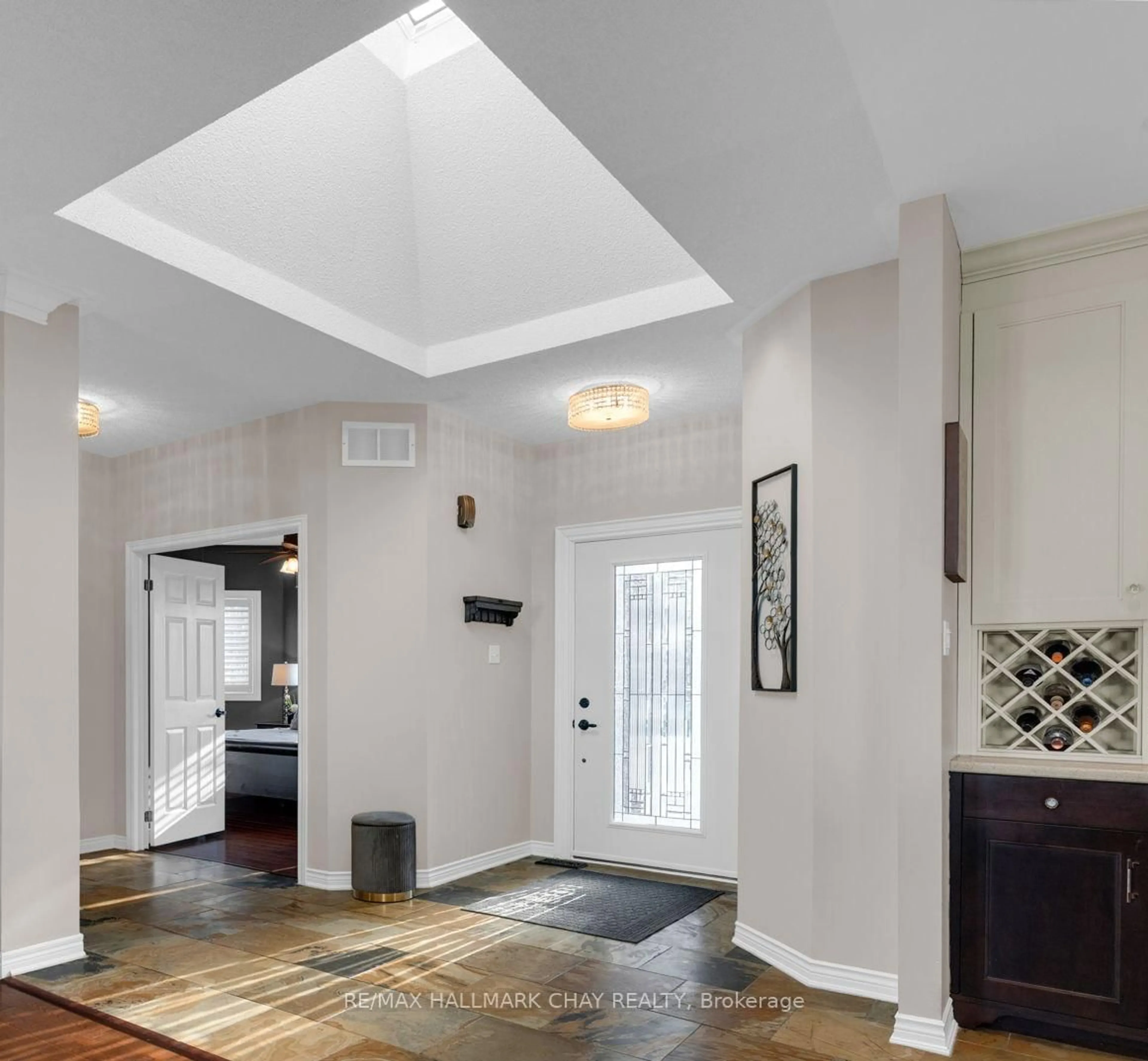 Indoor entryway for 37 Brookfield Cres, Barrie Ontario L4N 9R6