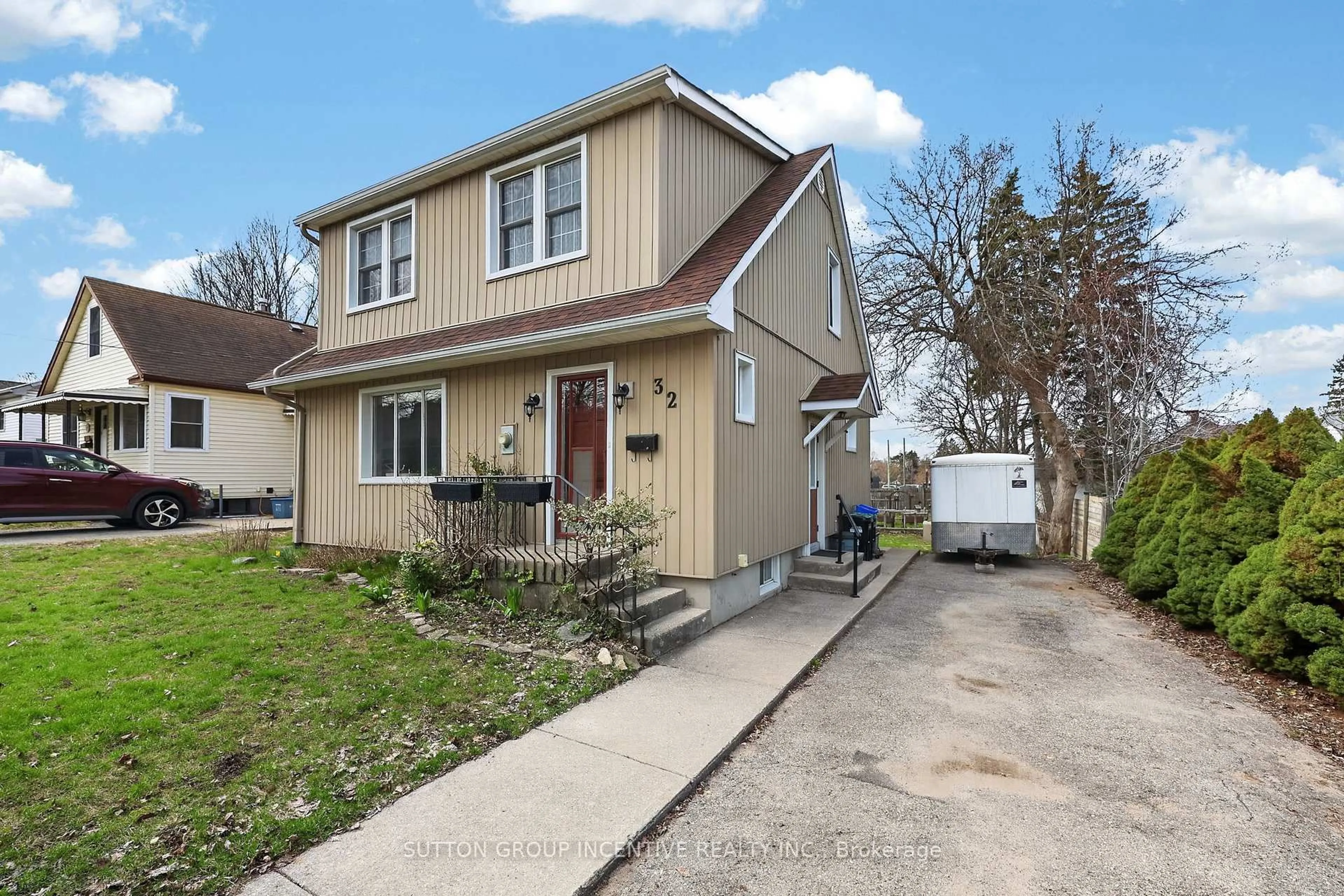 Home with vinyl exterior material, street for 32 Adelaide St, Barrie Ontario L4N 3T5