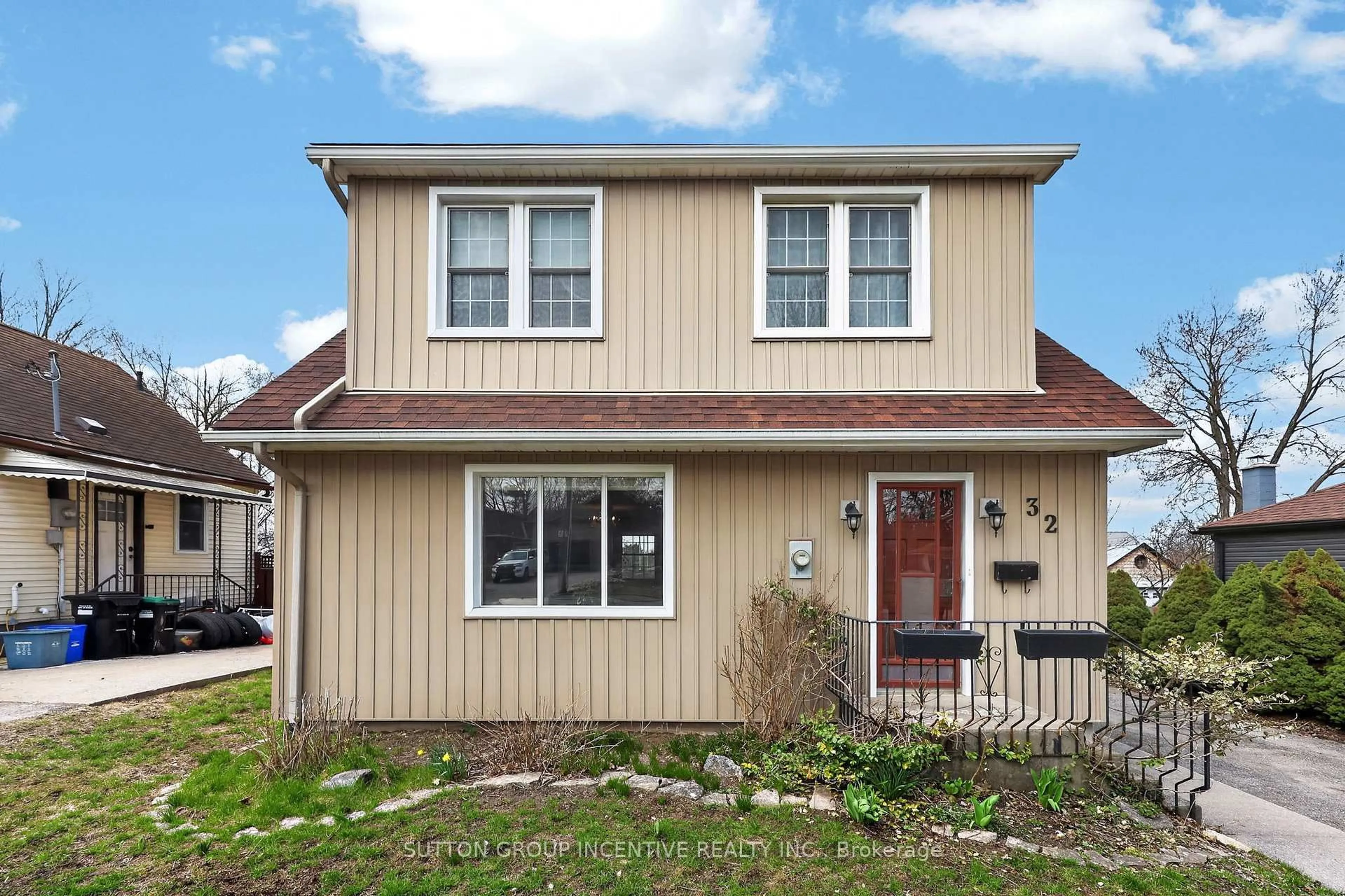 Home with vinyl exterior material, street for 32 Adelaide St, Barrie Ontario L4N 3T5