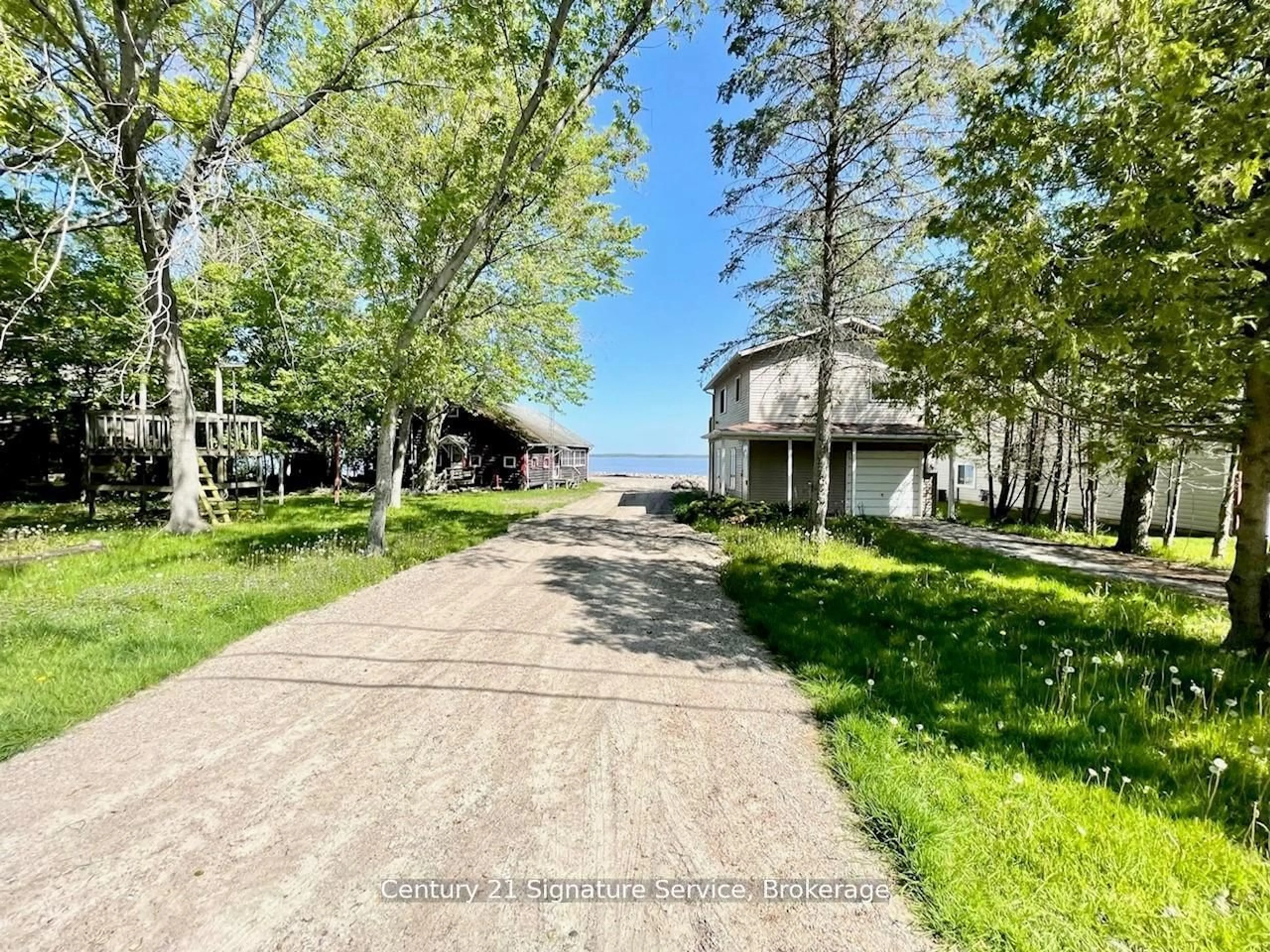 A pic from outside/outdoor area/front of a property/back of a property/a pic from drone, unknown for 264 Robins Point Rd, Tay Ontario L0K 2A0