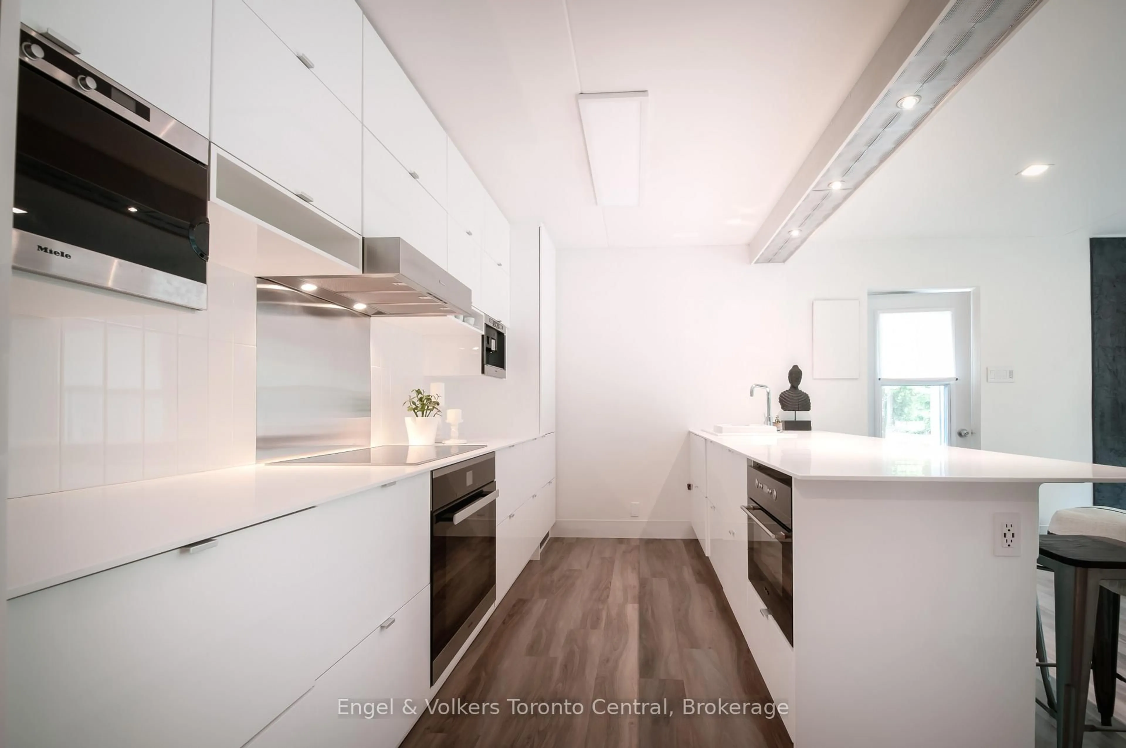 Contemporary kitchen, wood/laminate floor for 19 DAWSON Dr #50, Collingwood Ontario L9Y 5B4
