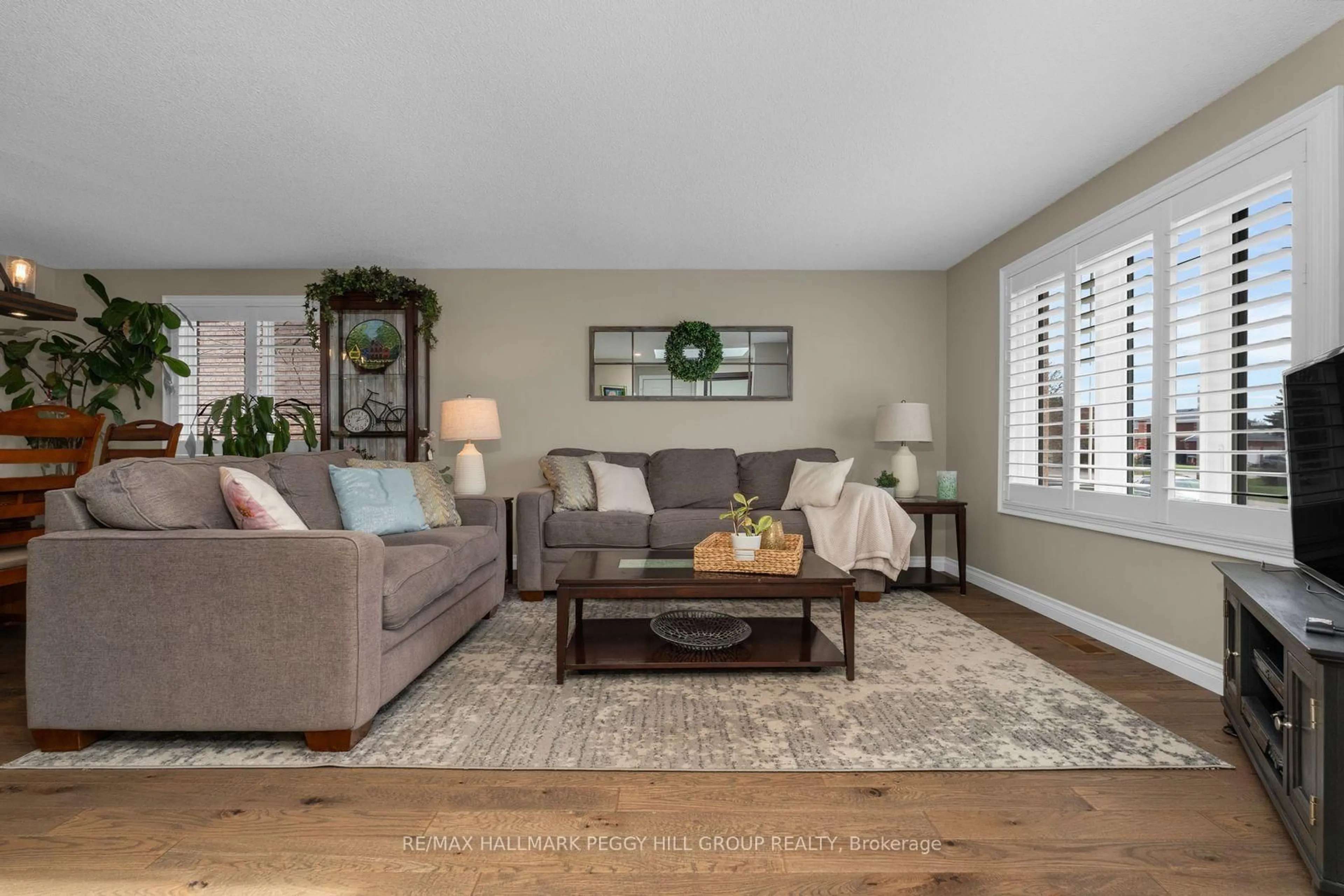 Living room with furniture, unknown for 8 Holly Meadow Rd, Barrie Ontario L4N 8S2