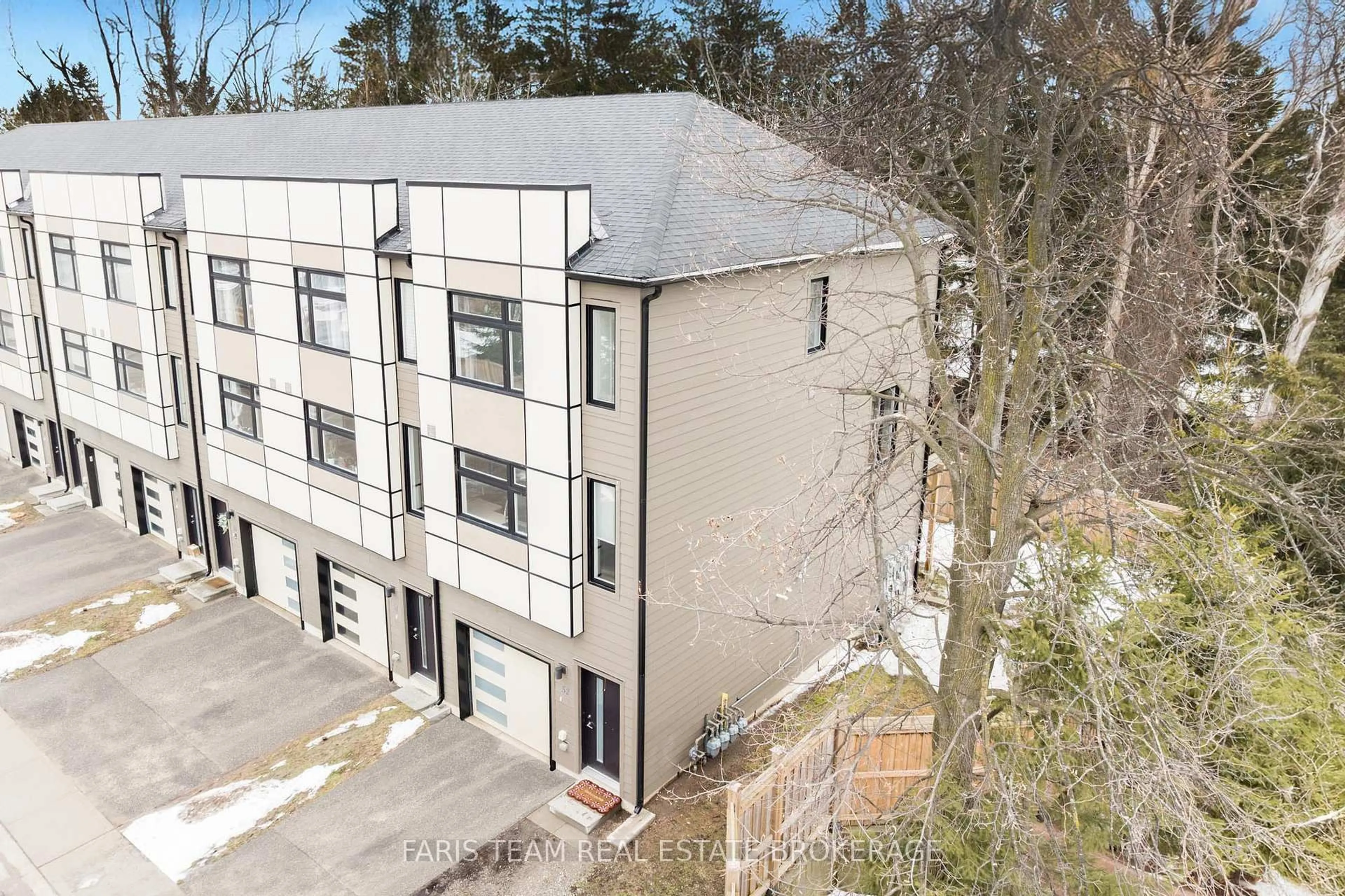 A pic from outside/outdoor area/front of a property/back of a property/a pic from drone, building for 540 Essa Rd #52, Barrie Ontario L4N 9E5
