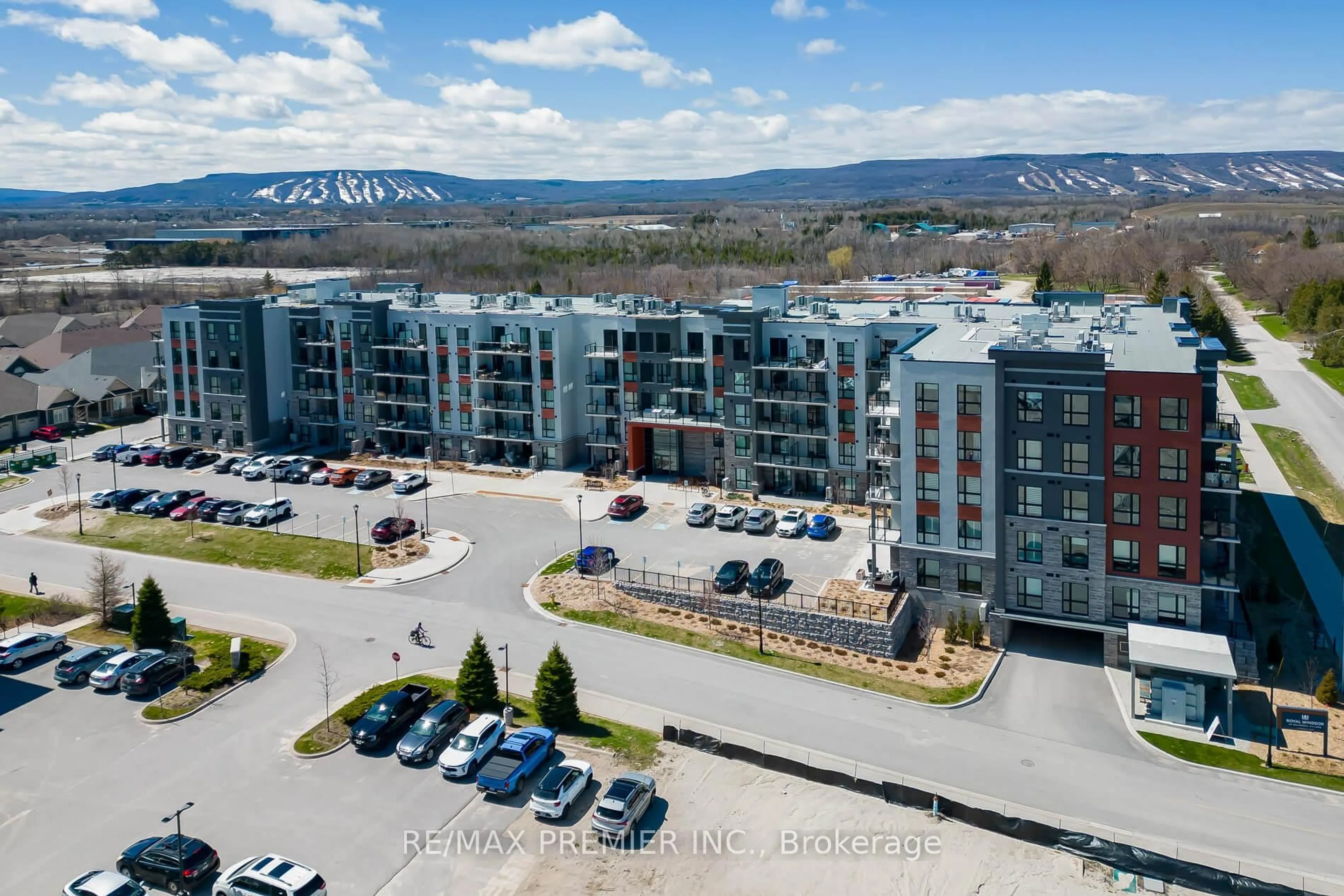 A pic from outside/outdoor area/front of a property/back of a property/a pic from drone, mountain view for 4 Kimberly Lane #120, Collingwood Ontario L9Y 5B4