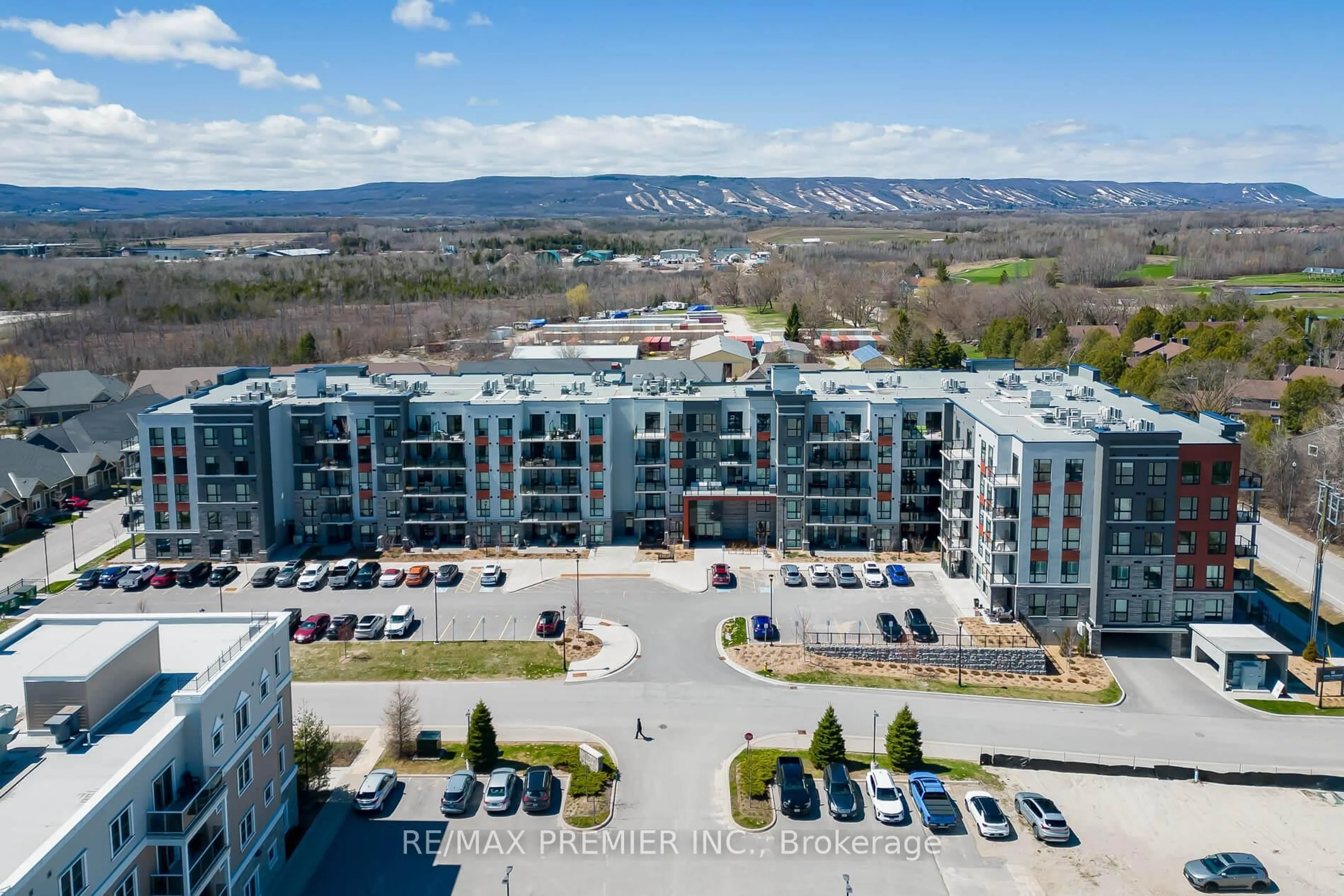 A pic from outside/outdoor area/front of a property/back of a property/a pic from drone, mountain view for 4 Kimberly Lane #120, Collingwood Ontario L9Y 5B4