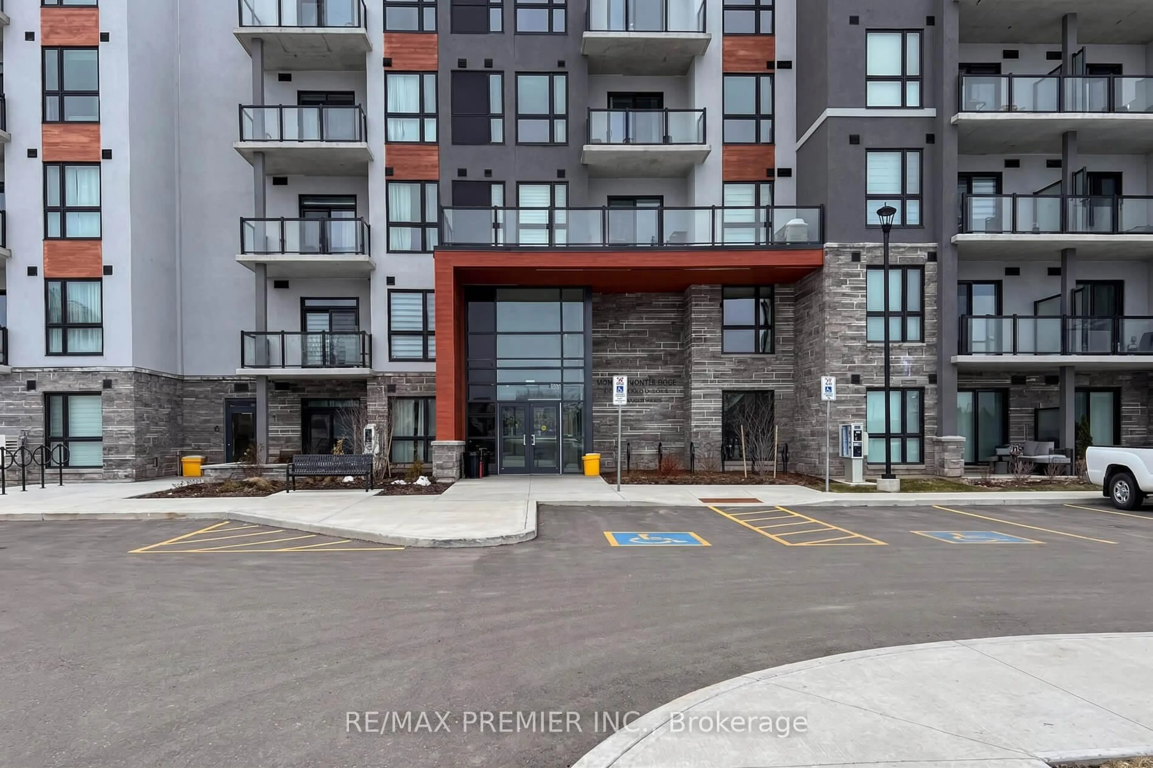 Indoor foyer for 4 Kimberly Lane #120, Collingwood Ontario L9Y 5B4