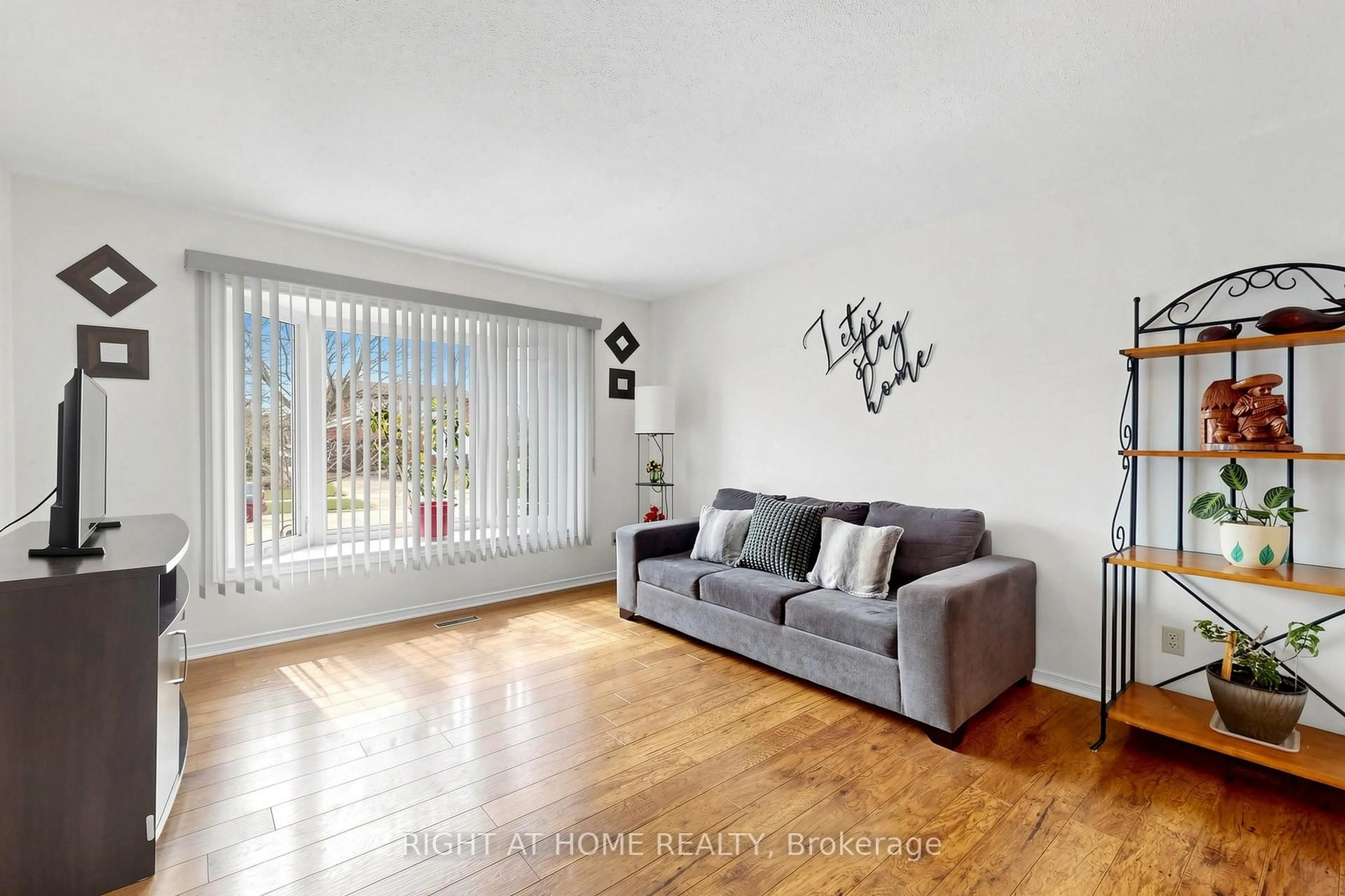Living room with furniture, wood/laminate floor for 73 Pepler Pl, Barrie Ontario L4N 5E3