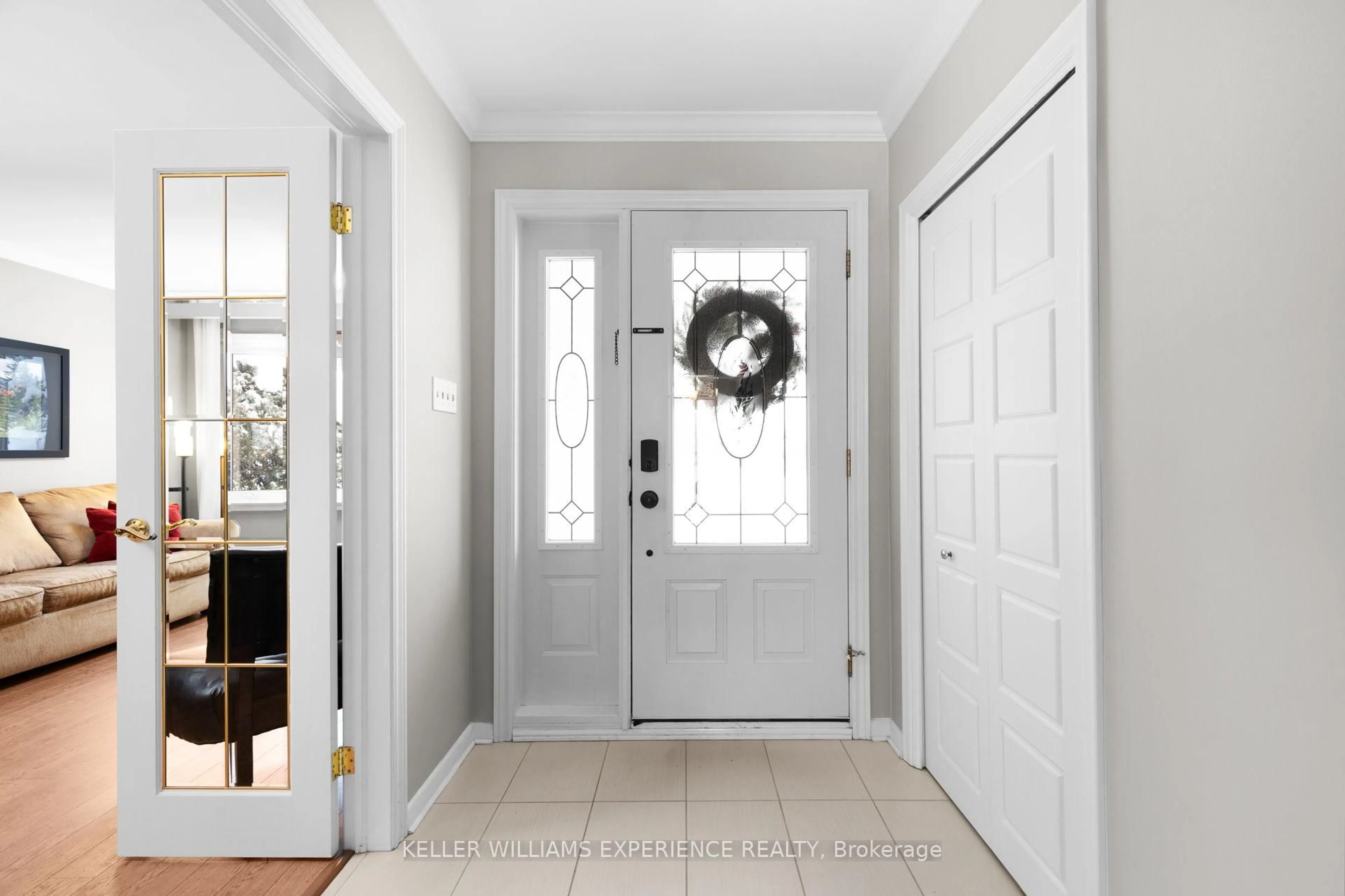 Indoor entryway for 27 Ottaway Ave, Barrie Ontario L4M 2W6