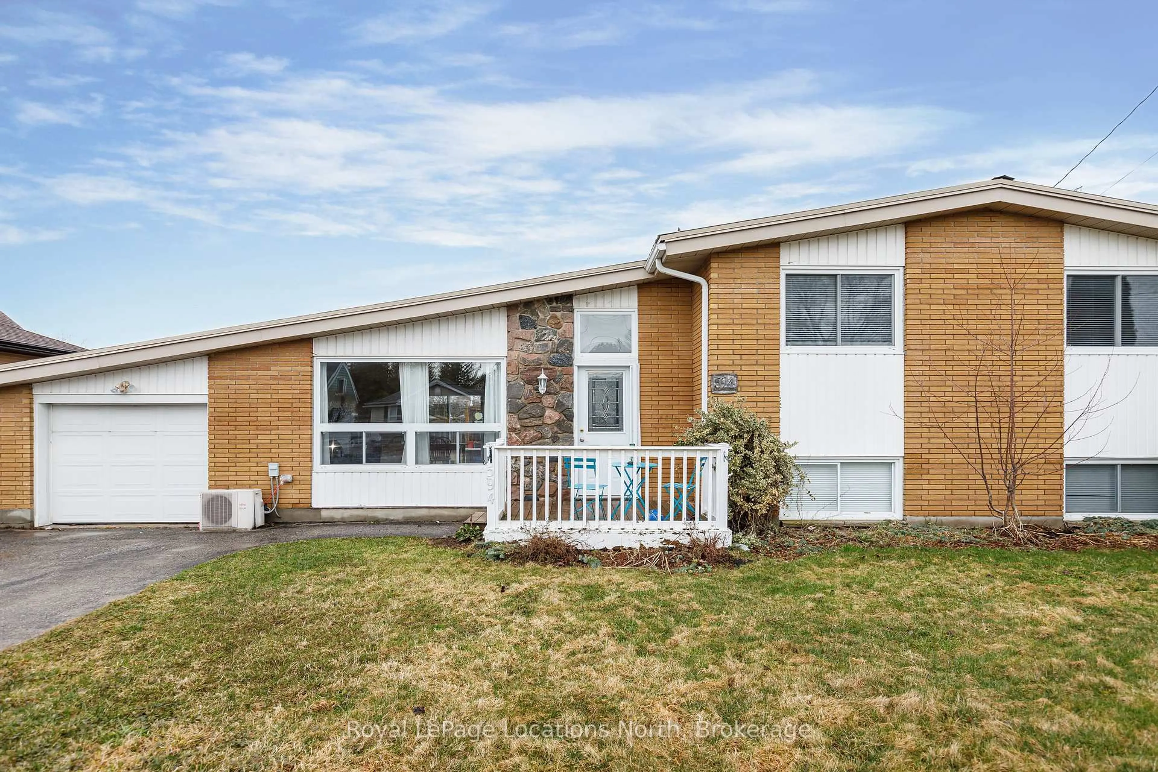 Home with vinyl exterior material, street for 594 Oak St, Collingwood Ontario L9Y 2Z1