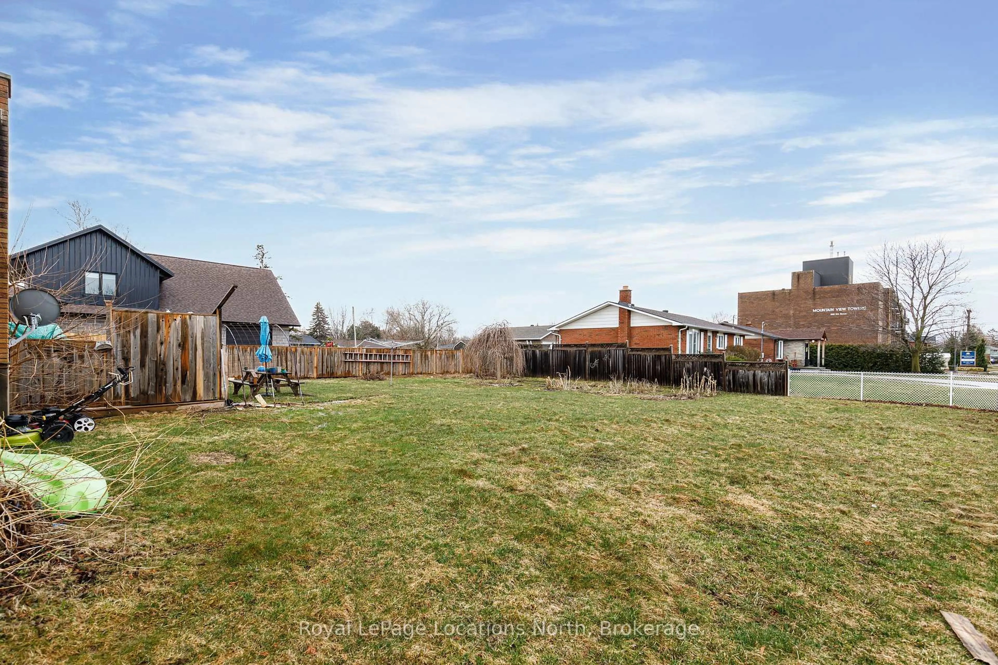 A pic from outside/outdoor area/front of a property/back of a property/a pic from drone, unknown for 594 Oak St, Collingwood Ontario L9Y 2Z1