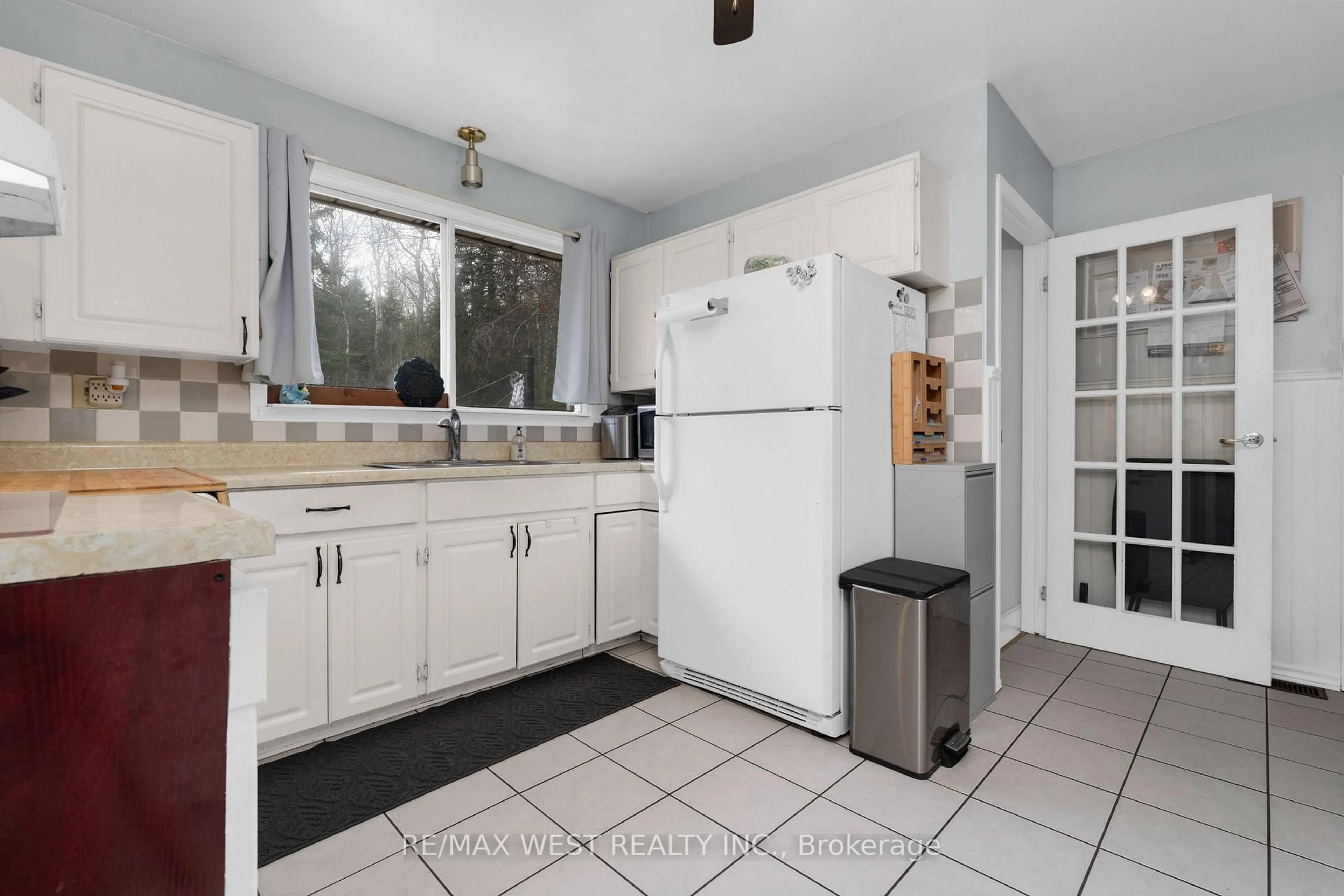 Standard kitchen, ceramic/tile floor for 3768 George Johnston Rd, Springwater Ontario L4M 4S4