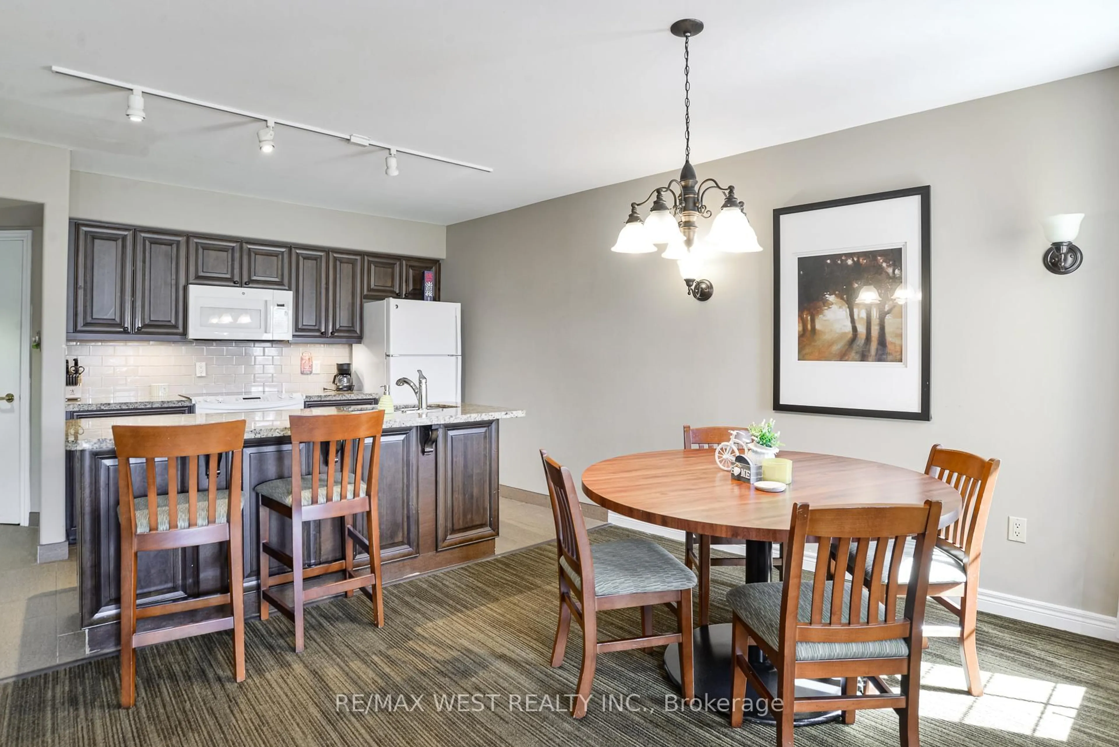 Open concept kitchen, unknown for 90 Highland Dr #2076-77, Oro-Medonte Ontario L0L 2L0
