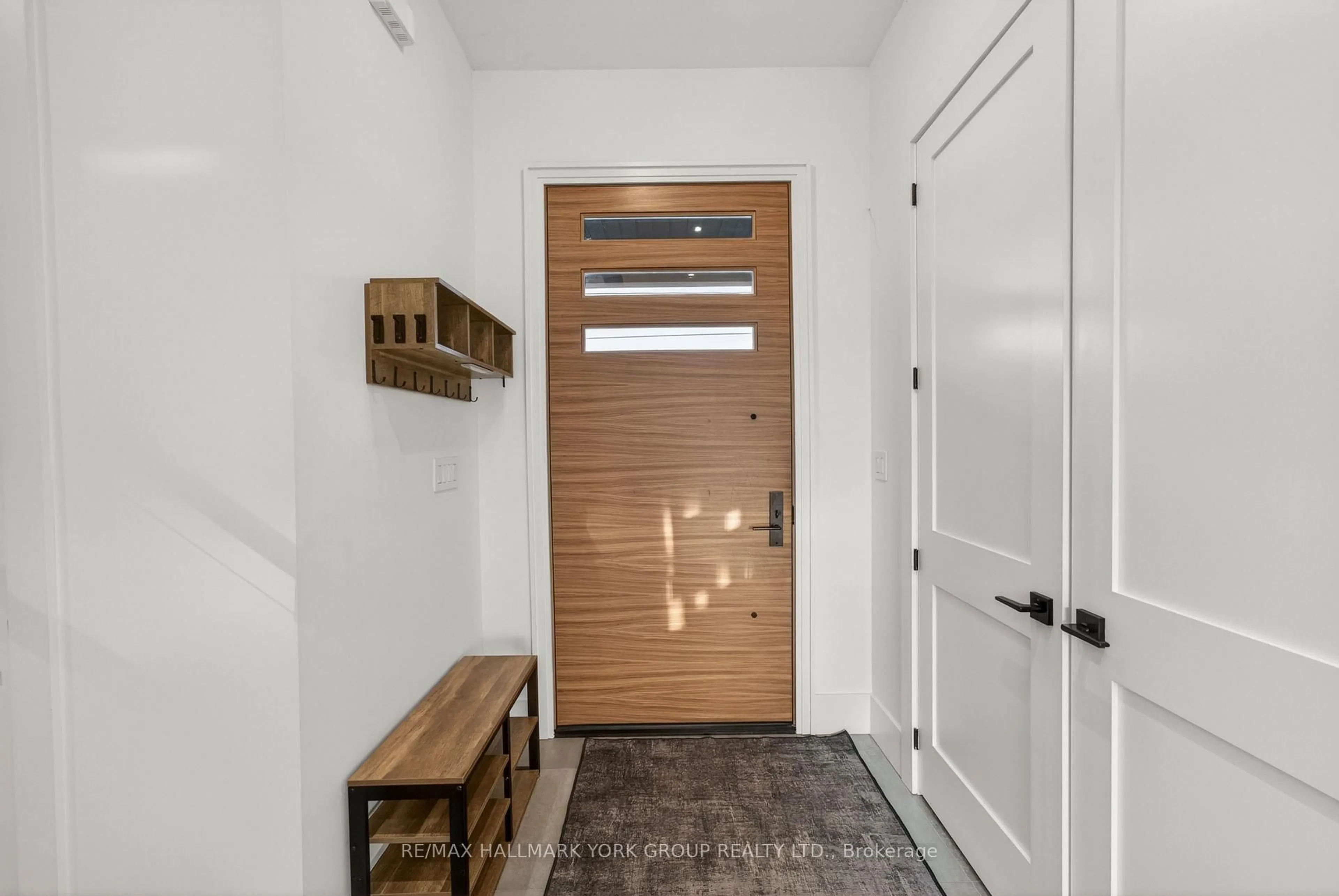 Indoor entryway for 404 Cox Mill Rd, Barrie Ontario L4N 3W9