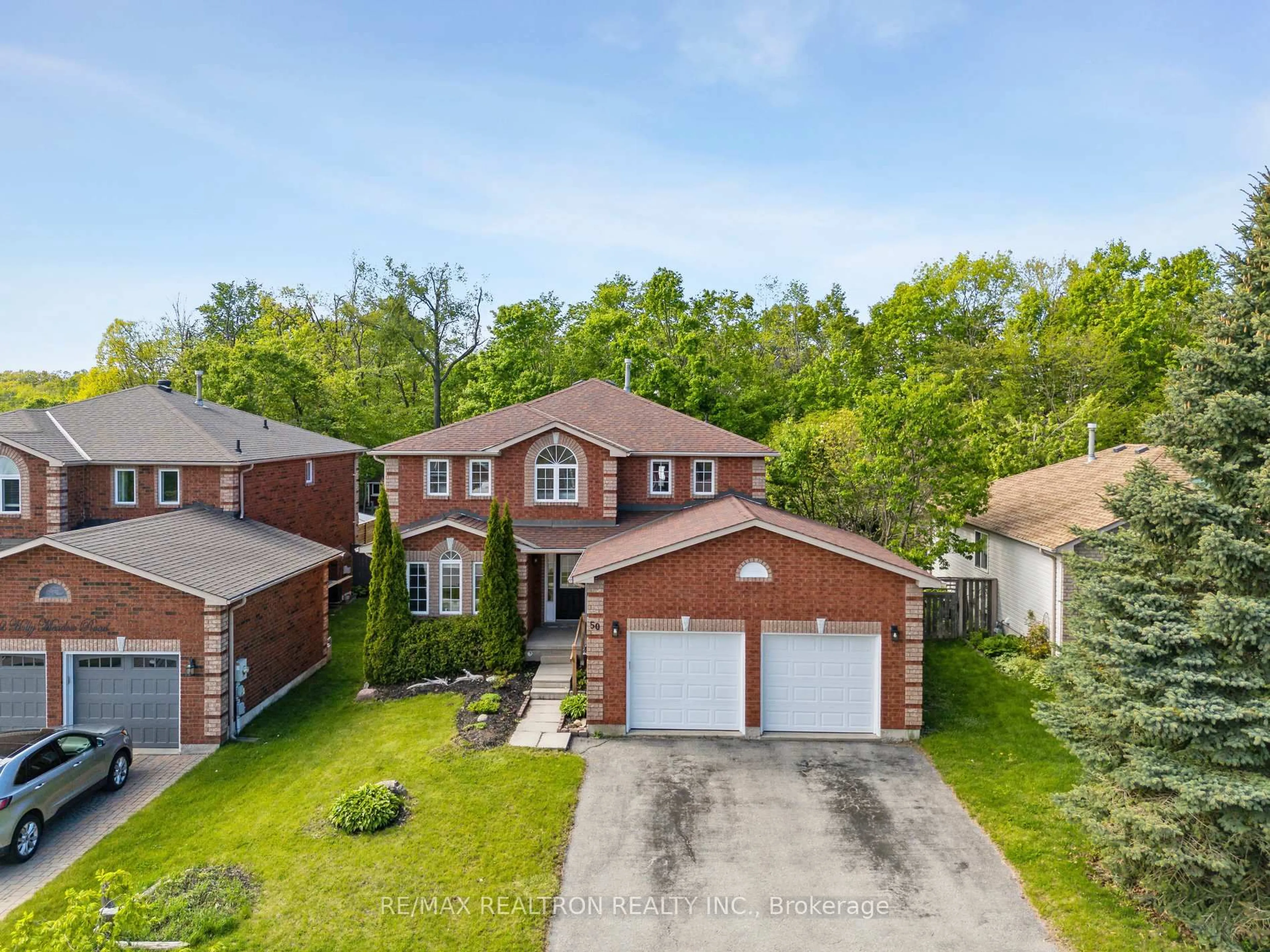 A pic from outside/outdoor area/front of a property/back of a property/a pic from drone, street for 50 Holly Meadow Rd, Barrie Ontario L4N 0E3