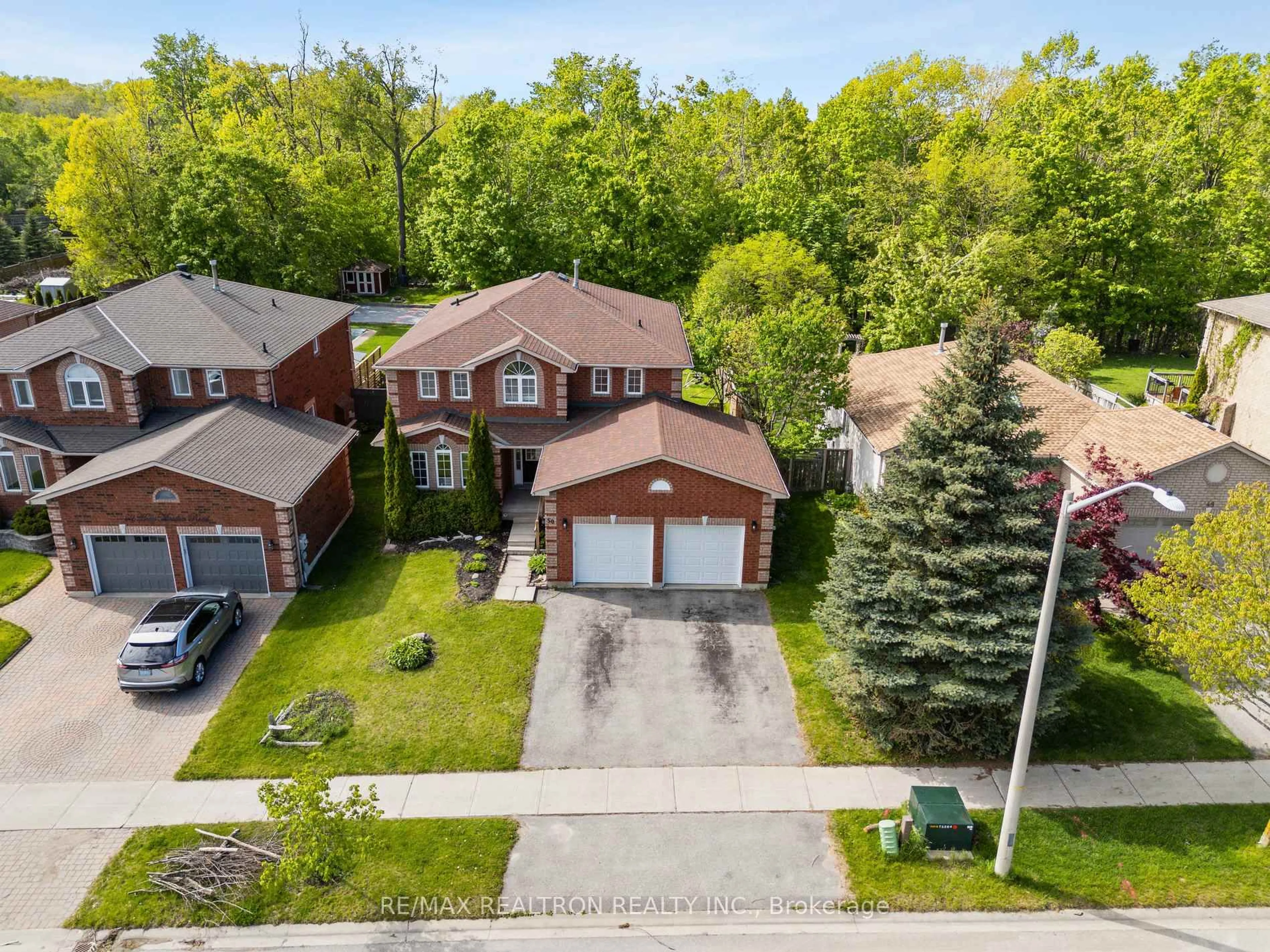 A pic from outside/outdoor area/front of a property/back of a property/a pic from drone, street for 50 Holly Meadow Rd, Barrie Ontario L4N 0E3