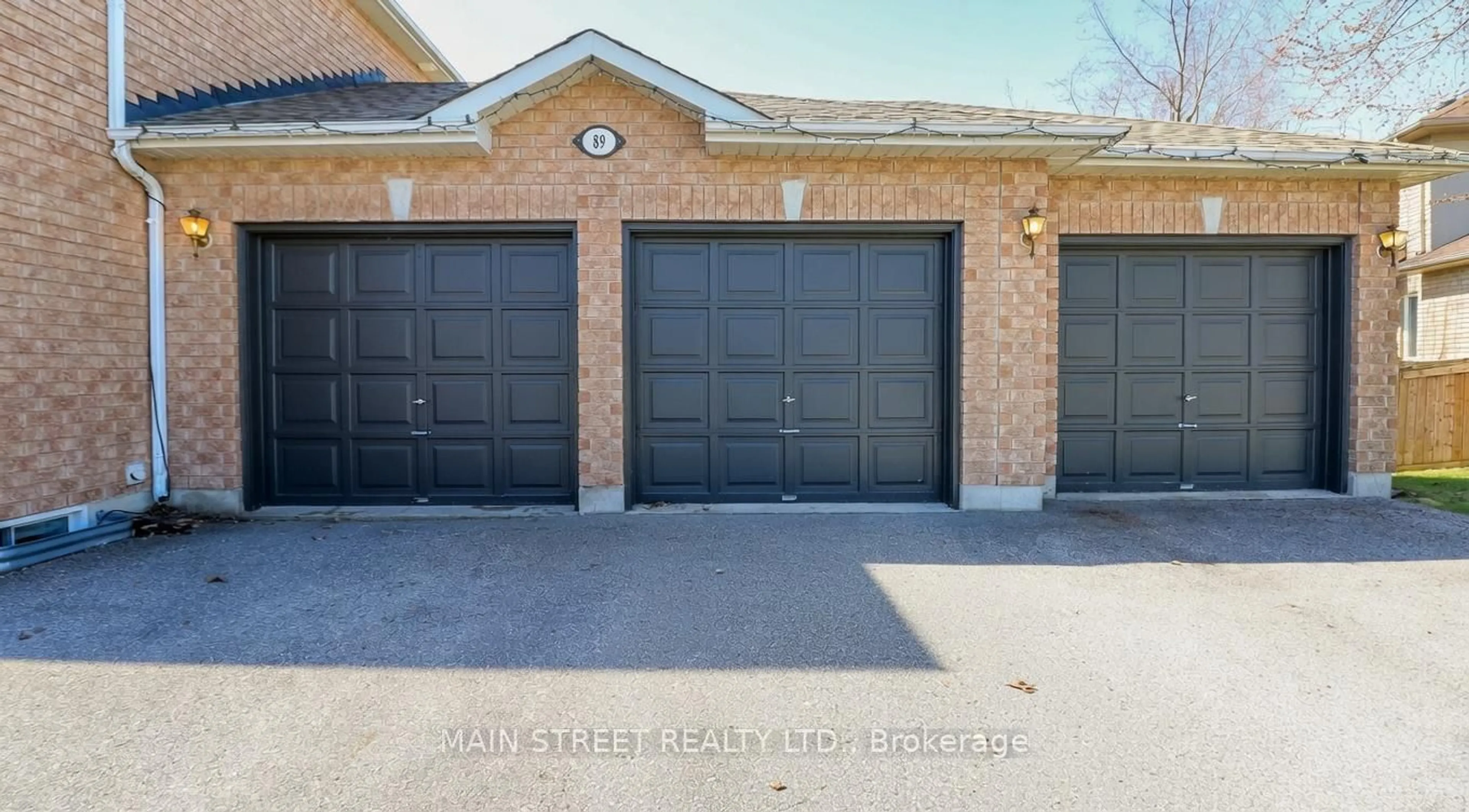 Indoor garage for 89 Silver Maple Cres, Barrie Ontario L4N 0E5