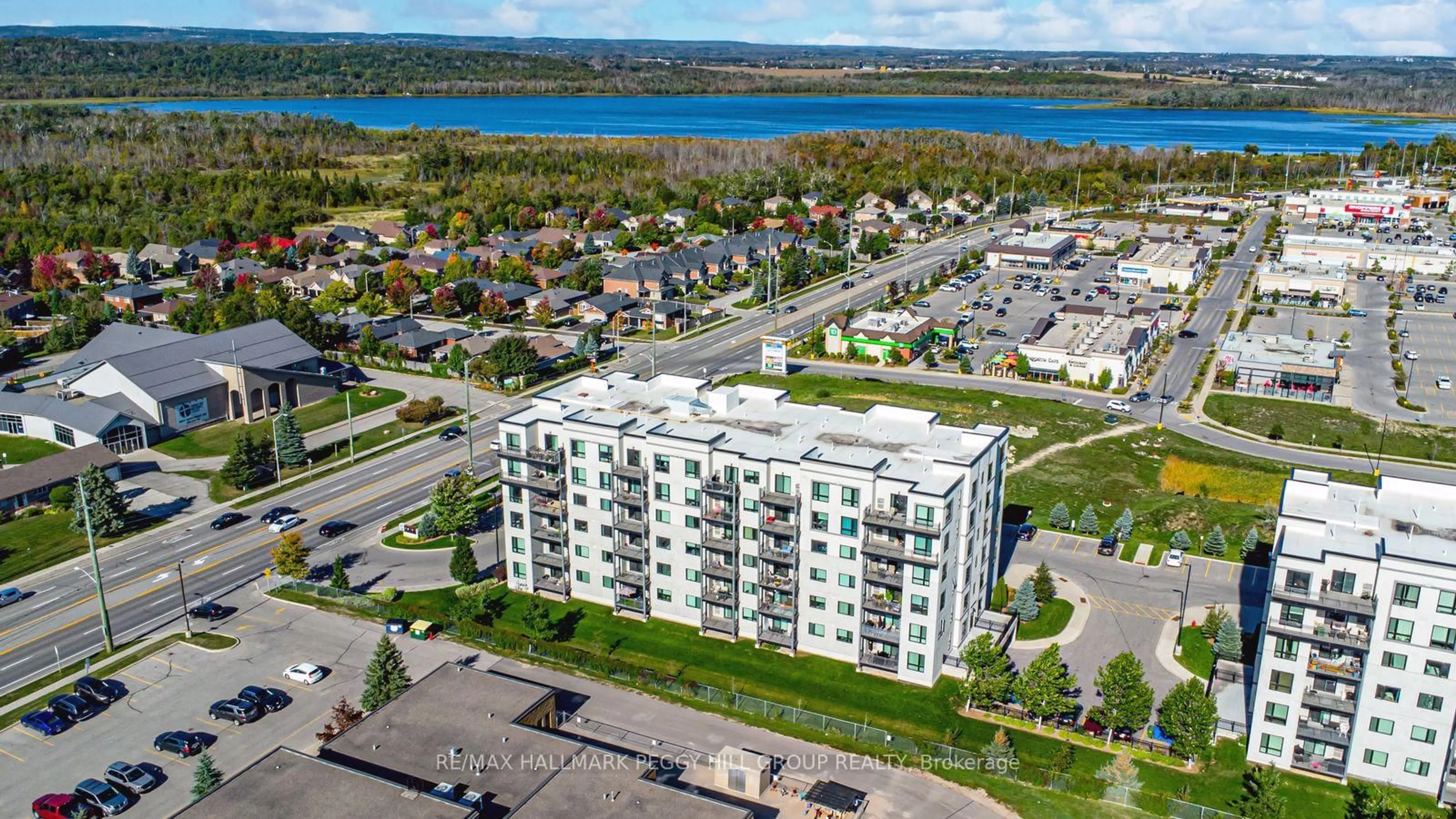 A pic from outside/outdoor area/front of a property/back of a property/a pic from drone, building for 295 Cundles Rd #404, Barrie Ontario L4M 0K8