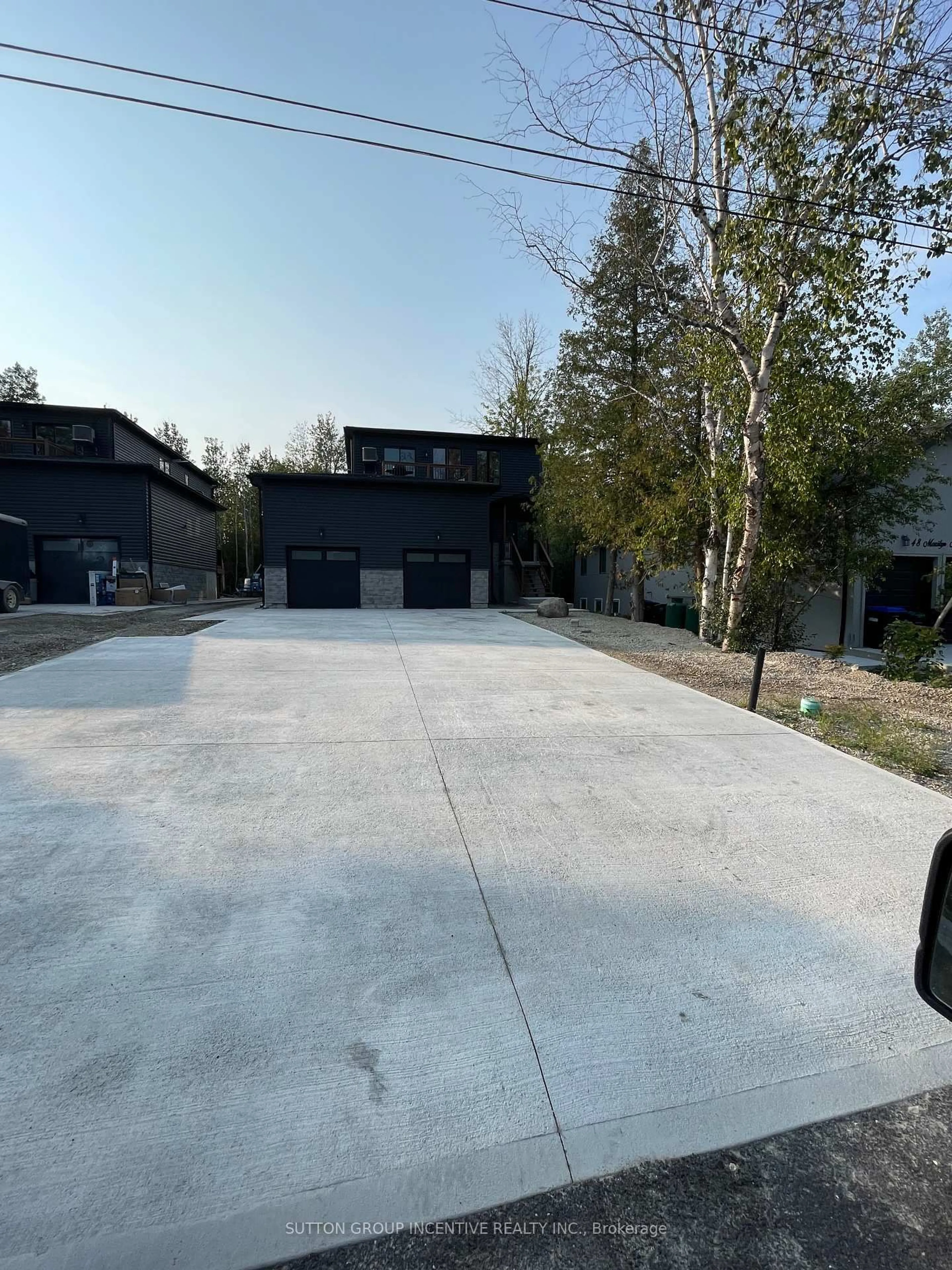 A pic from outside/outdoor area/front of a property/back of a property/a pic from drone, street for 52 Marilyn Ave, Wasaga Beach Ontario L9Z 2Y1