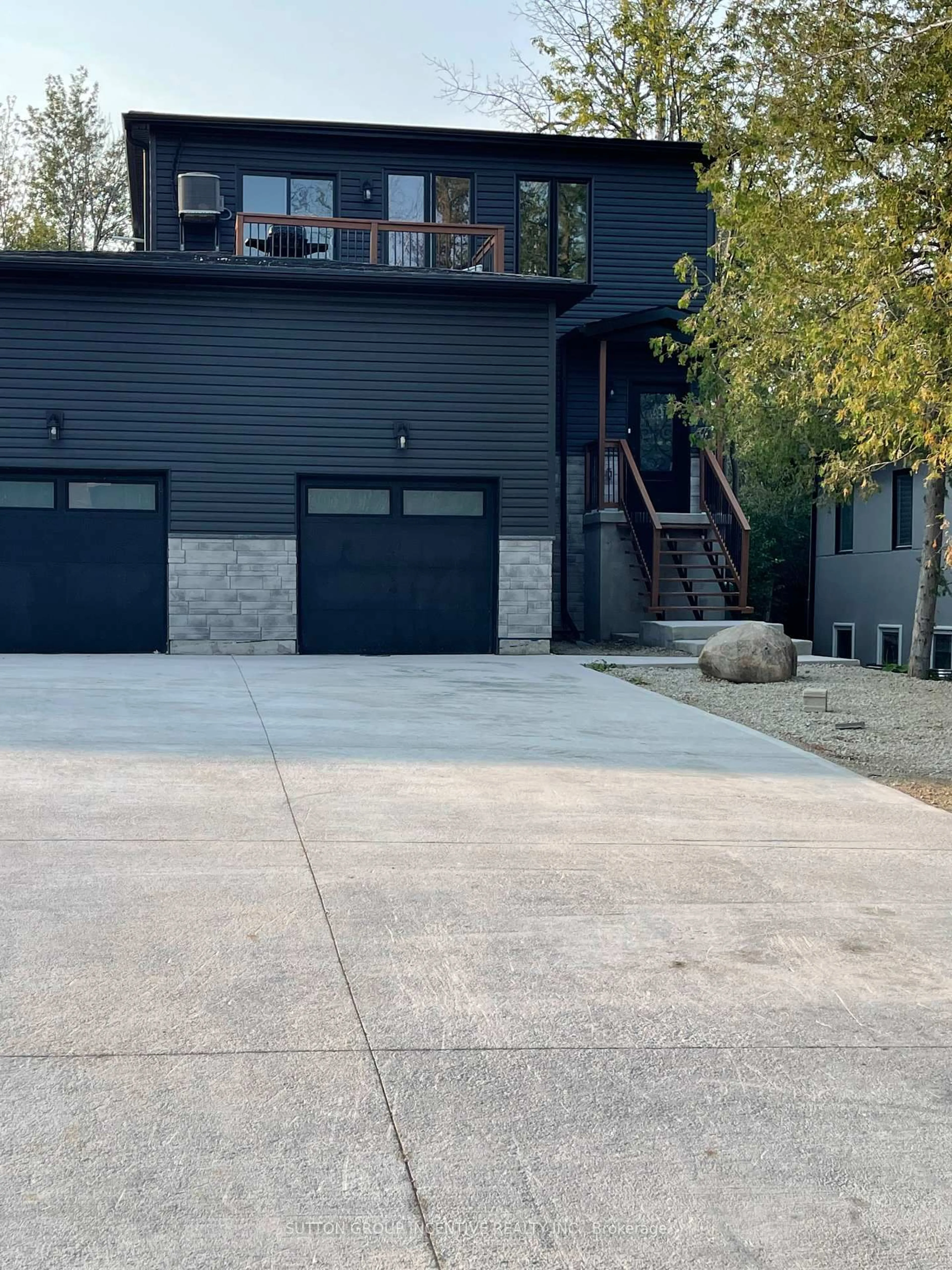 Indoor garage for 52 Marilyn Ave, Wasaga Beach Ontario L9Z 2Y1