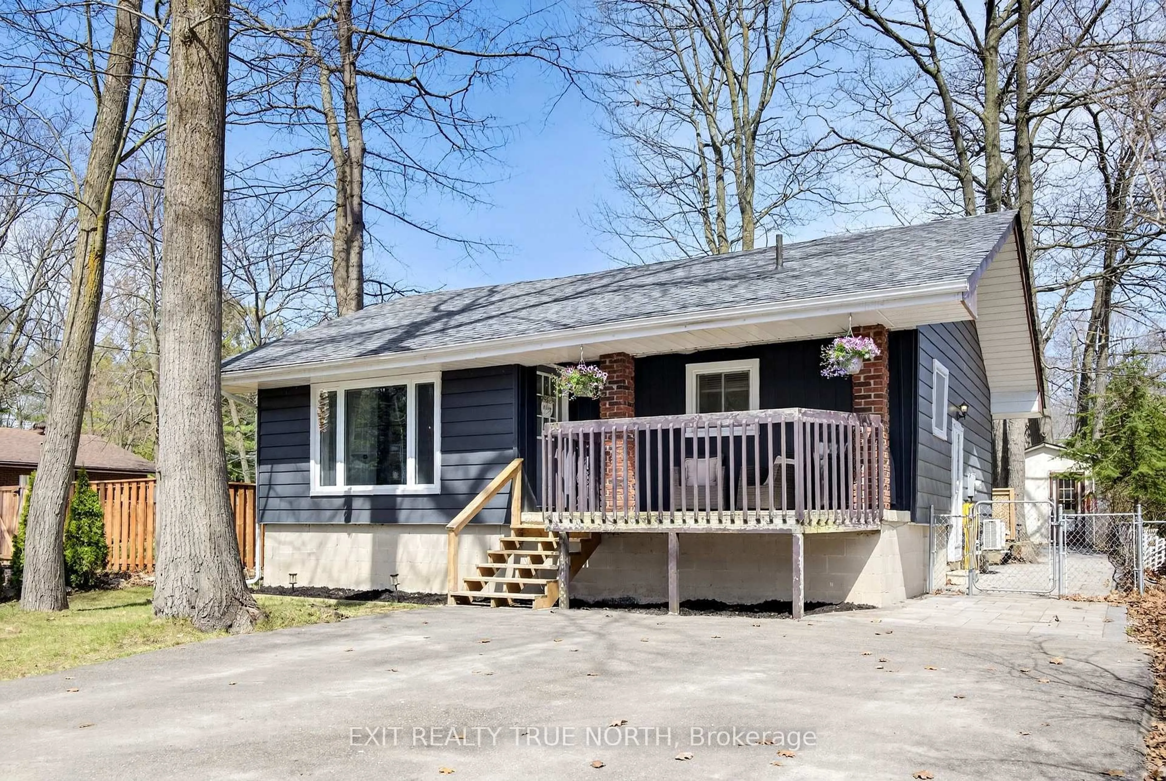 Home with vinyl exterior material, street for 70 Knox Rd, Wasaga Beach Ontario L9Z 2A8