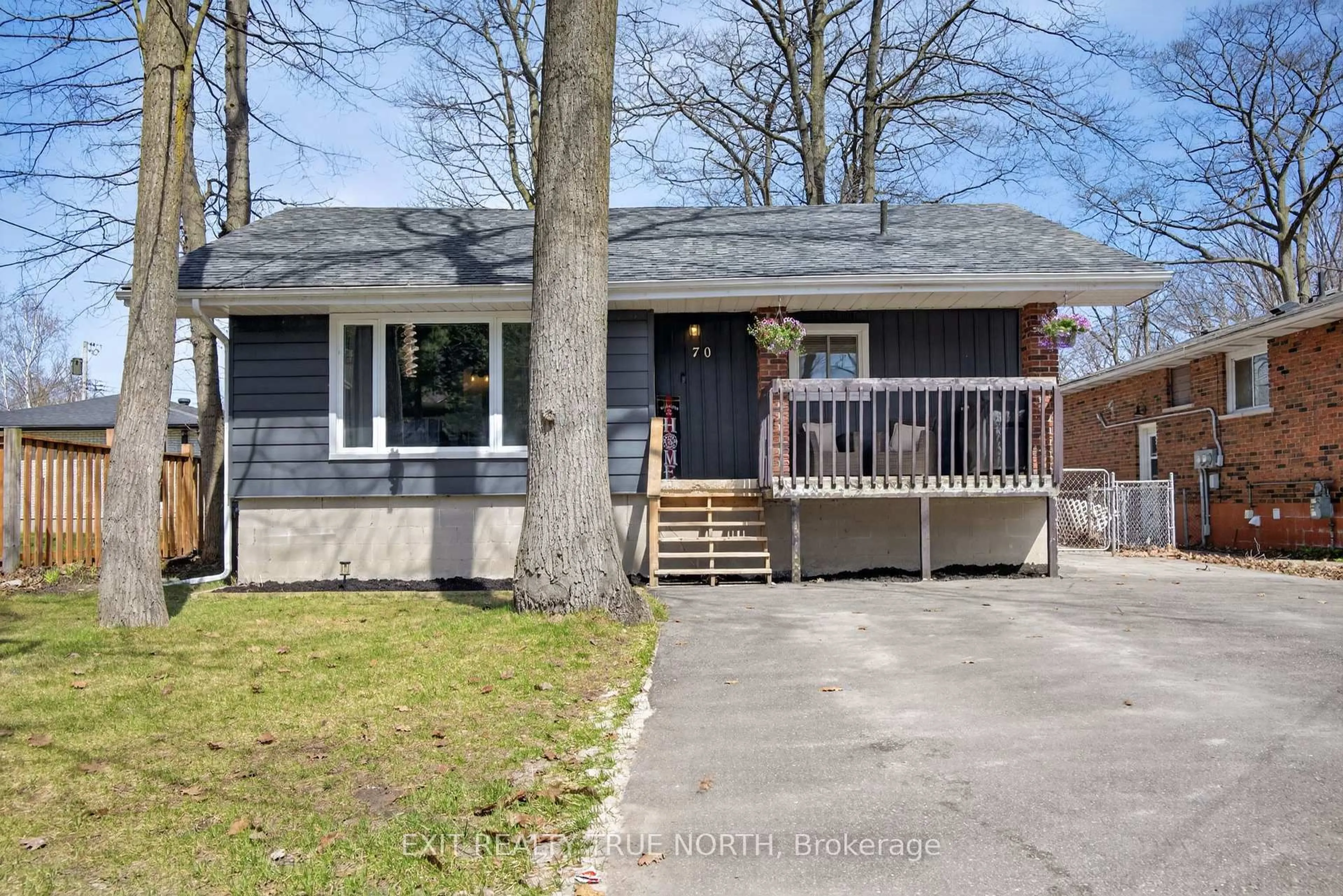 Home with vinyl exterior material, street for 70 Knox Rd, Wasaga Beach Ontario L9Z 2A8