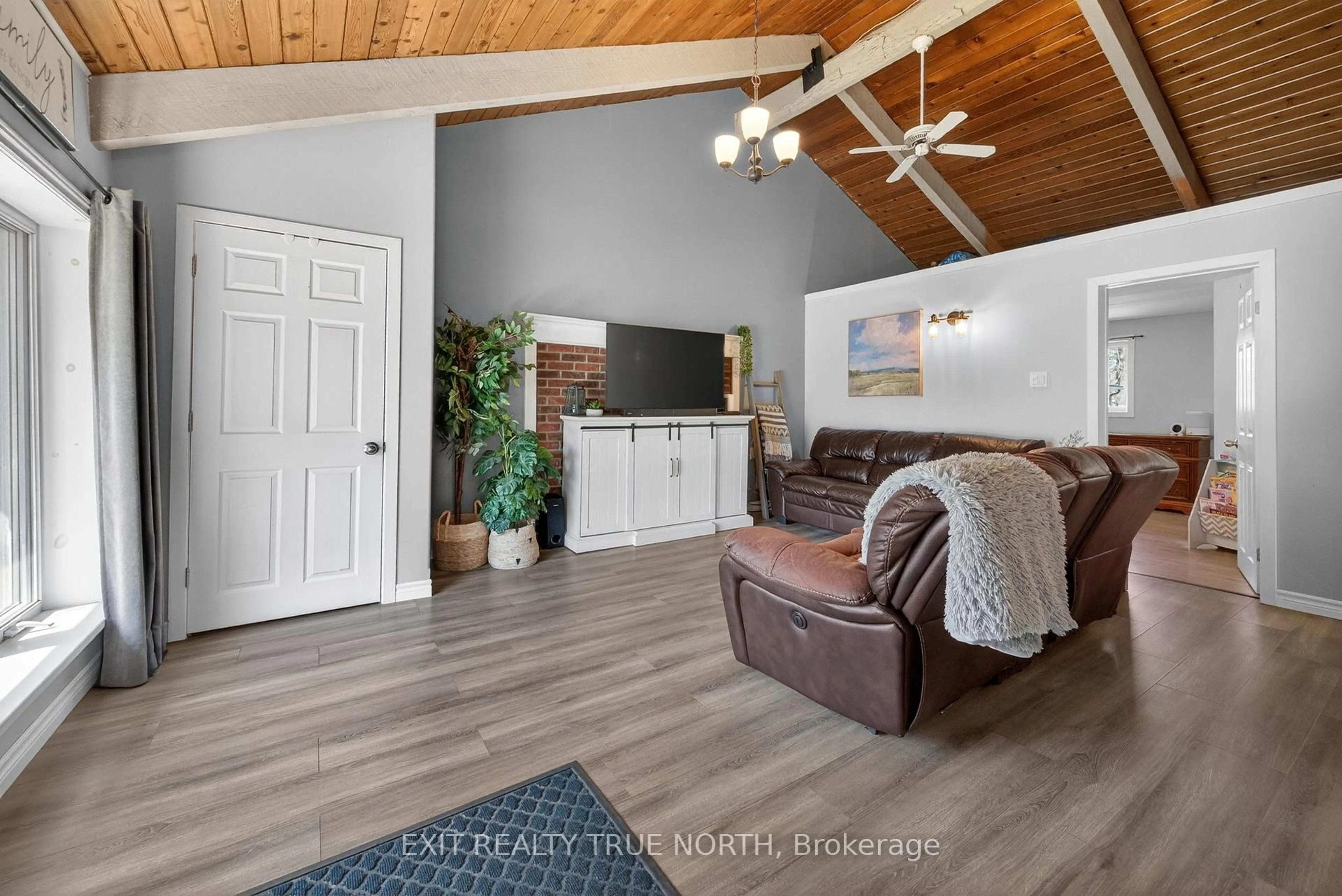 Living room with furniture, wood/laminate floor for 70 Knox Rd, Wasaga Beach Ontario L9Z 2A8