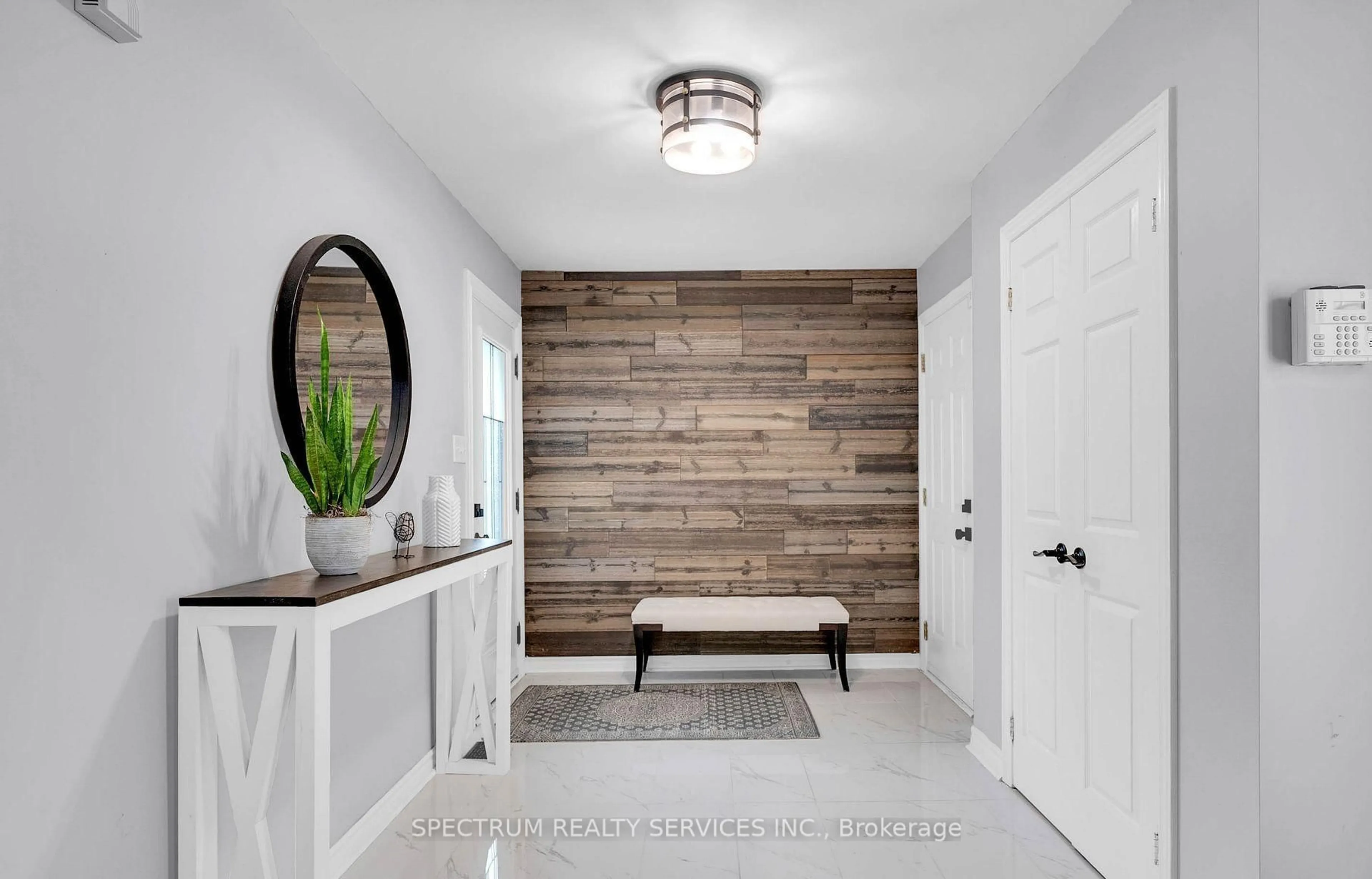 Indoor entryway for 54 Northview Cres, Barrie Ontario L4N 9T4