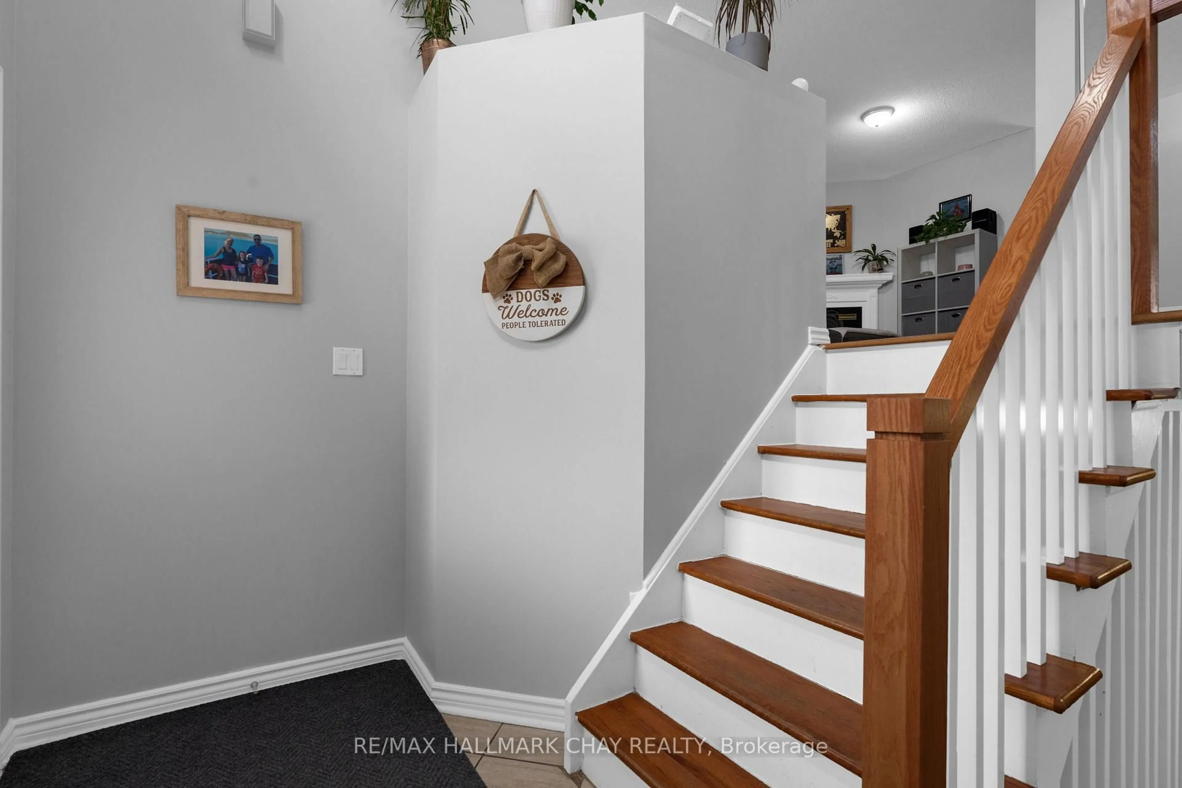 Indoor entryway for 222 Wessenger Dr, Barrie Ontario L4N 8R4
