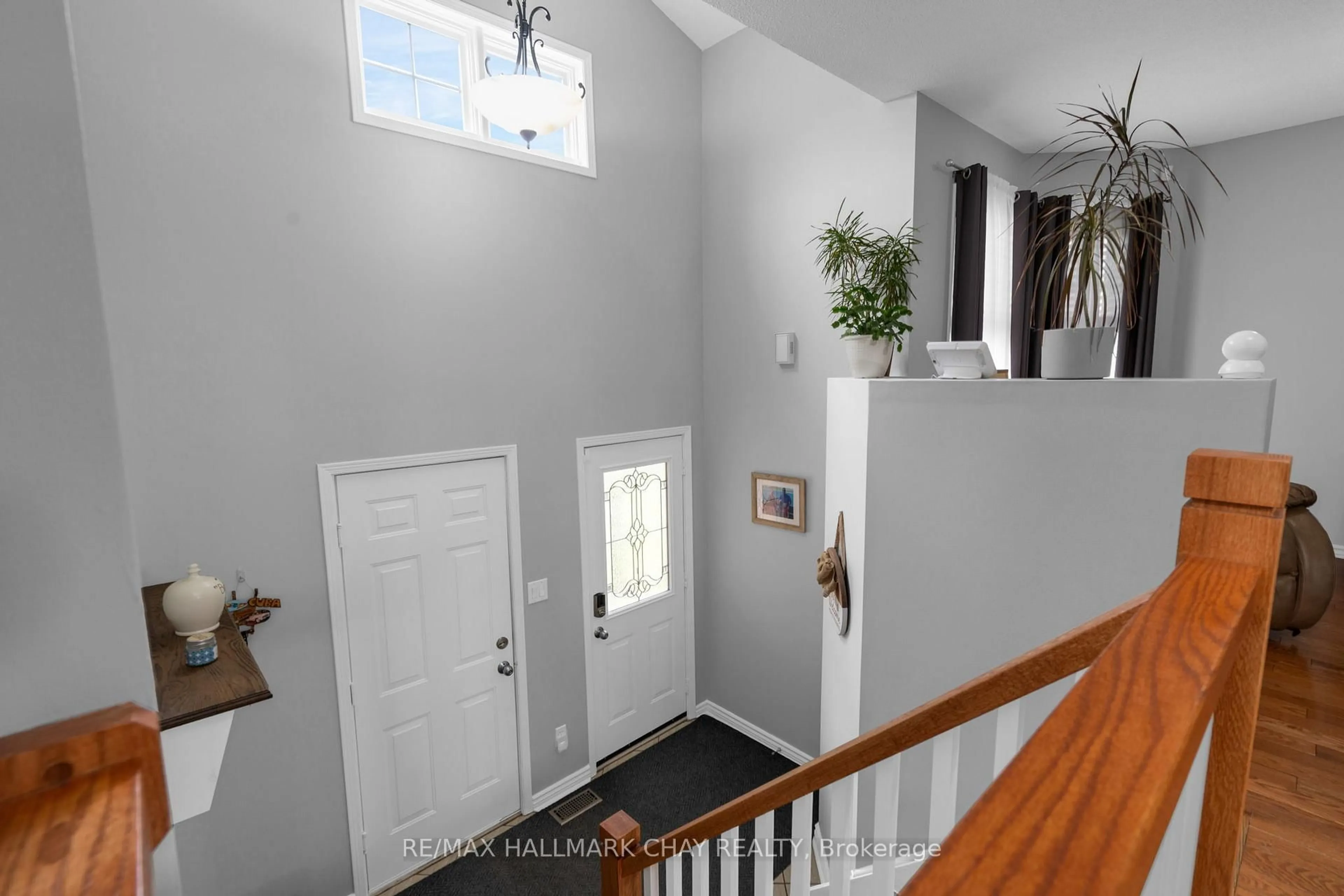 Indoor entryway for 222 Wessenger Dr, Barrie Ontario L4N 8R4