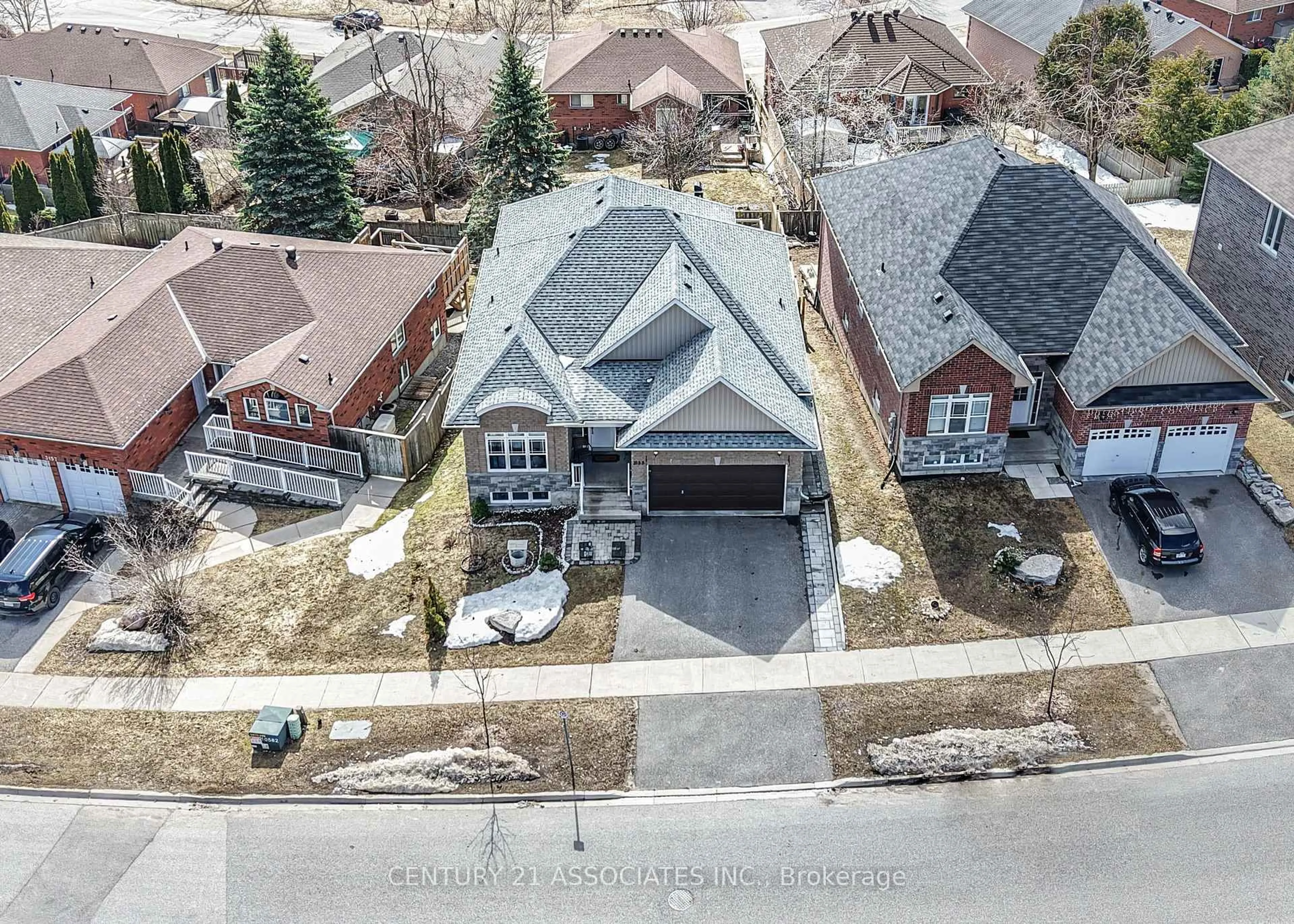 A pic from outside/outdoor area/front of a property/back of a property/a pic from drone, street for 3155 Monarch Dr, Orillia Ontario L3V 7X1
