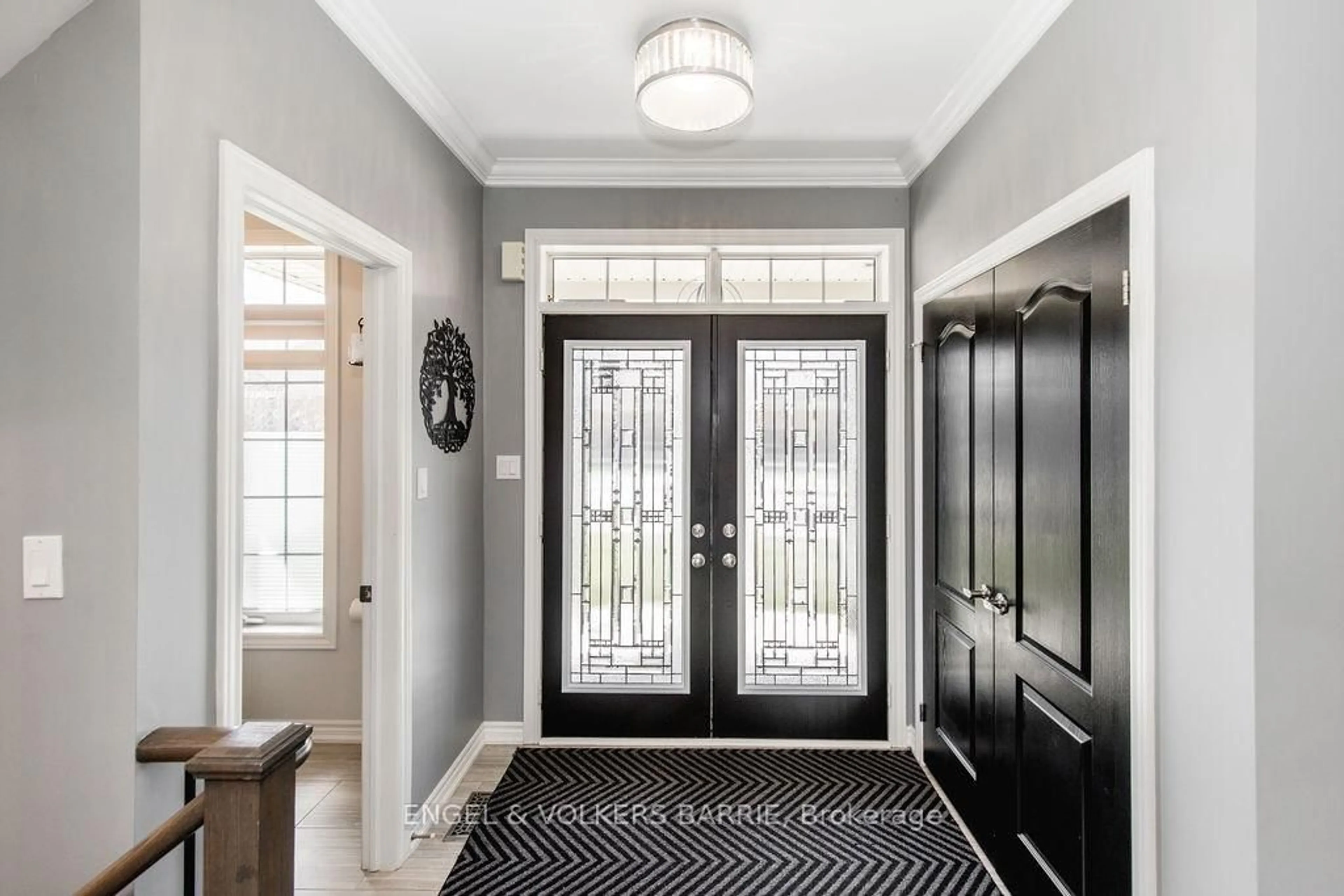 Indoor entryway for 14 Oliver's Mill Rd, Springwater Ontario L9X 0S6