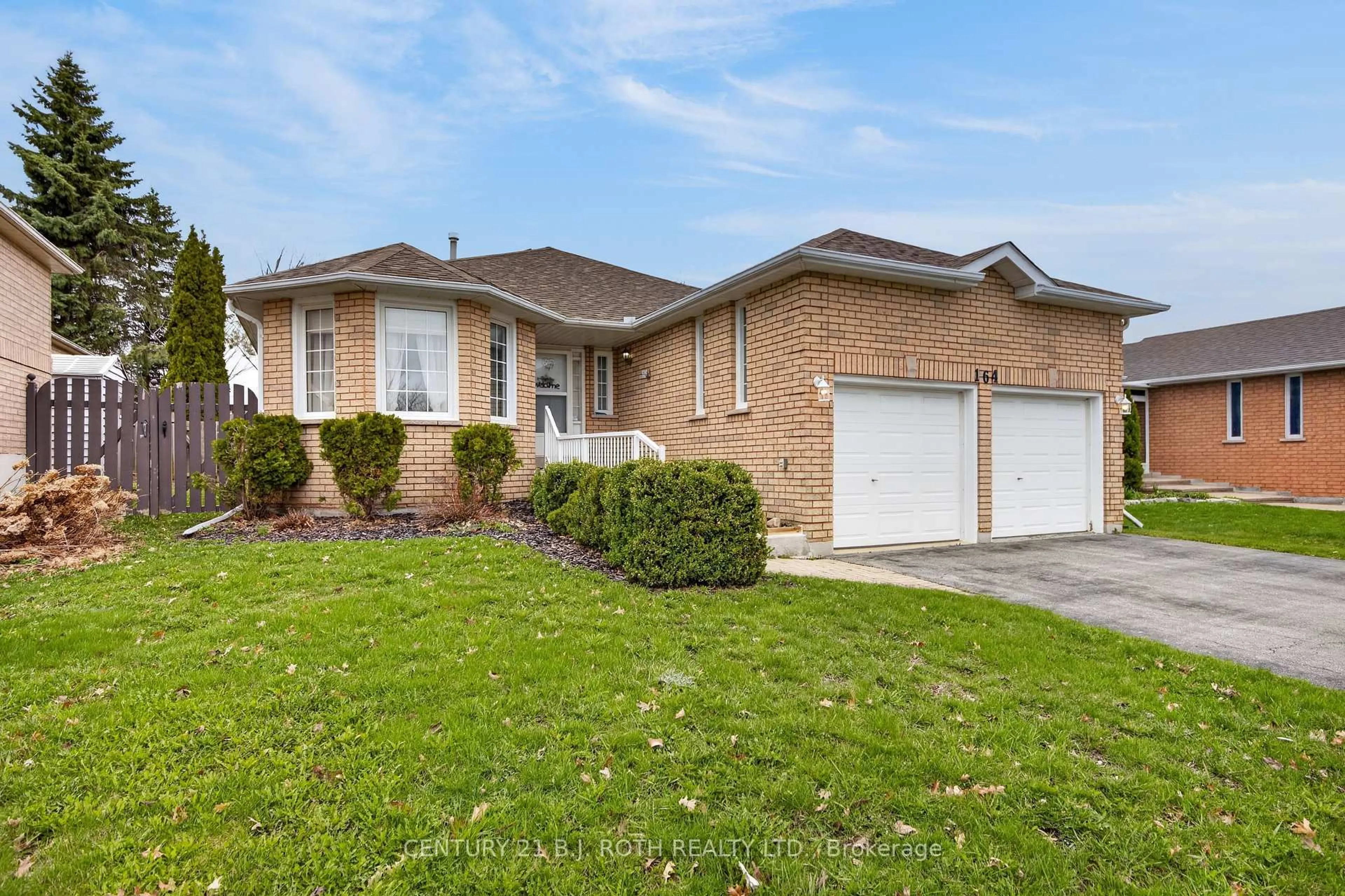 Home with brick exterior material, street for 164 Livingstone St, Barrie Ontario L4N 7J7