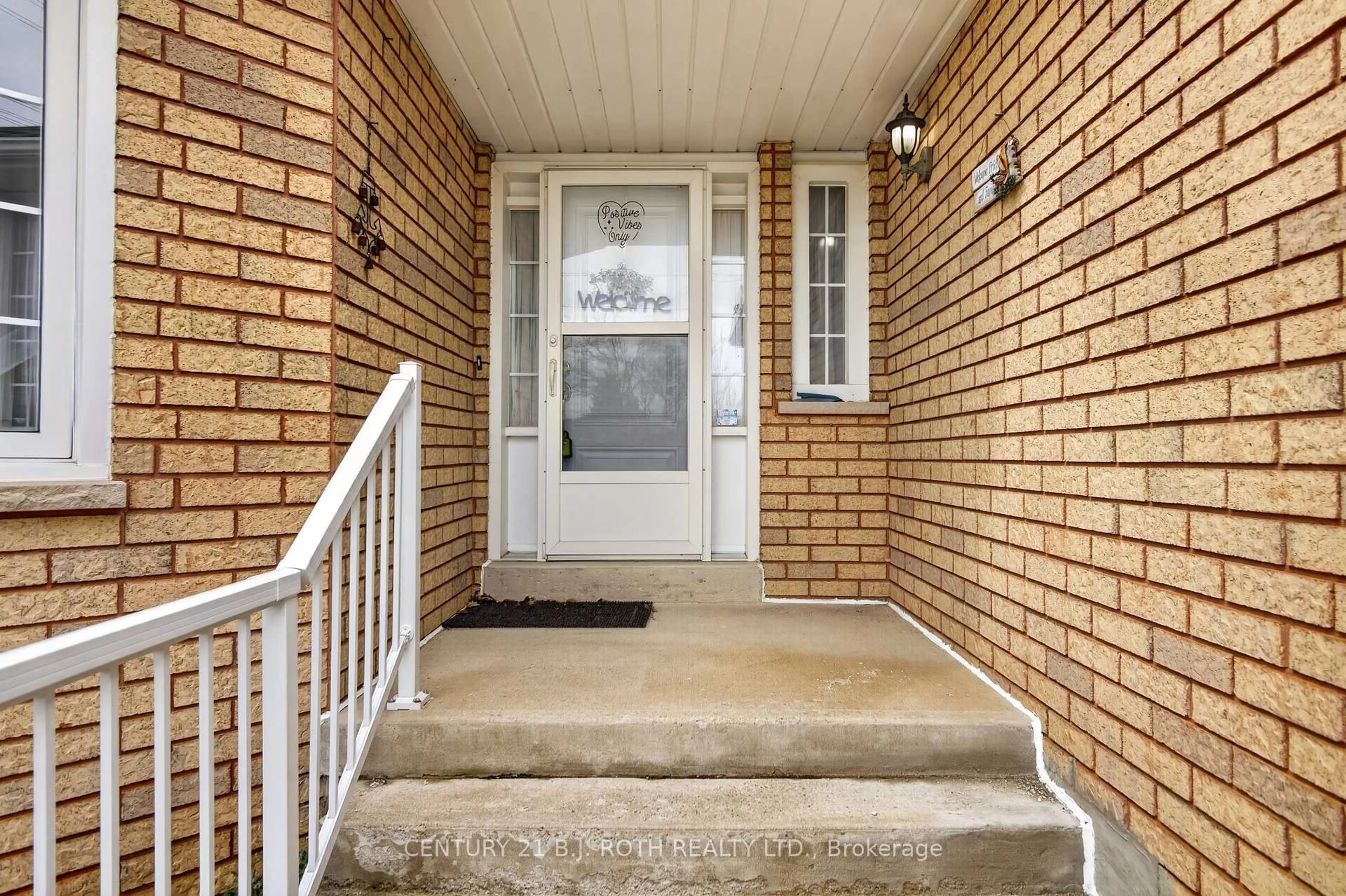 Indoor entryway for 164 Livingstone St, Barrie Ontario L4N 7J7
